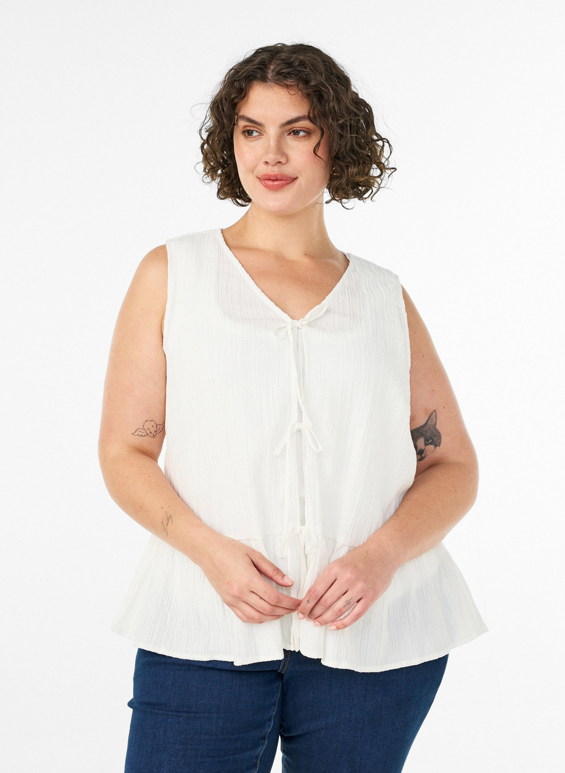 Sleeveless blouse with texture and a tie fastening, Vanilla, Model