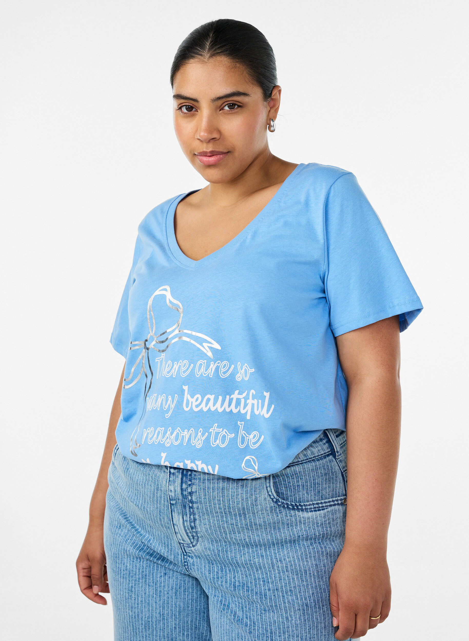 Cotton T-shirt with V-neck and front print, Light Blue, Model