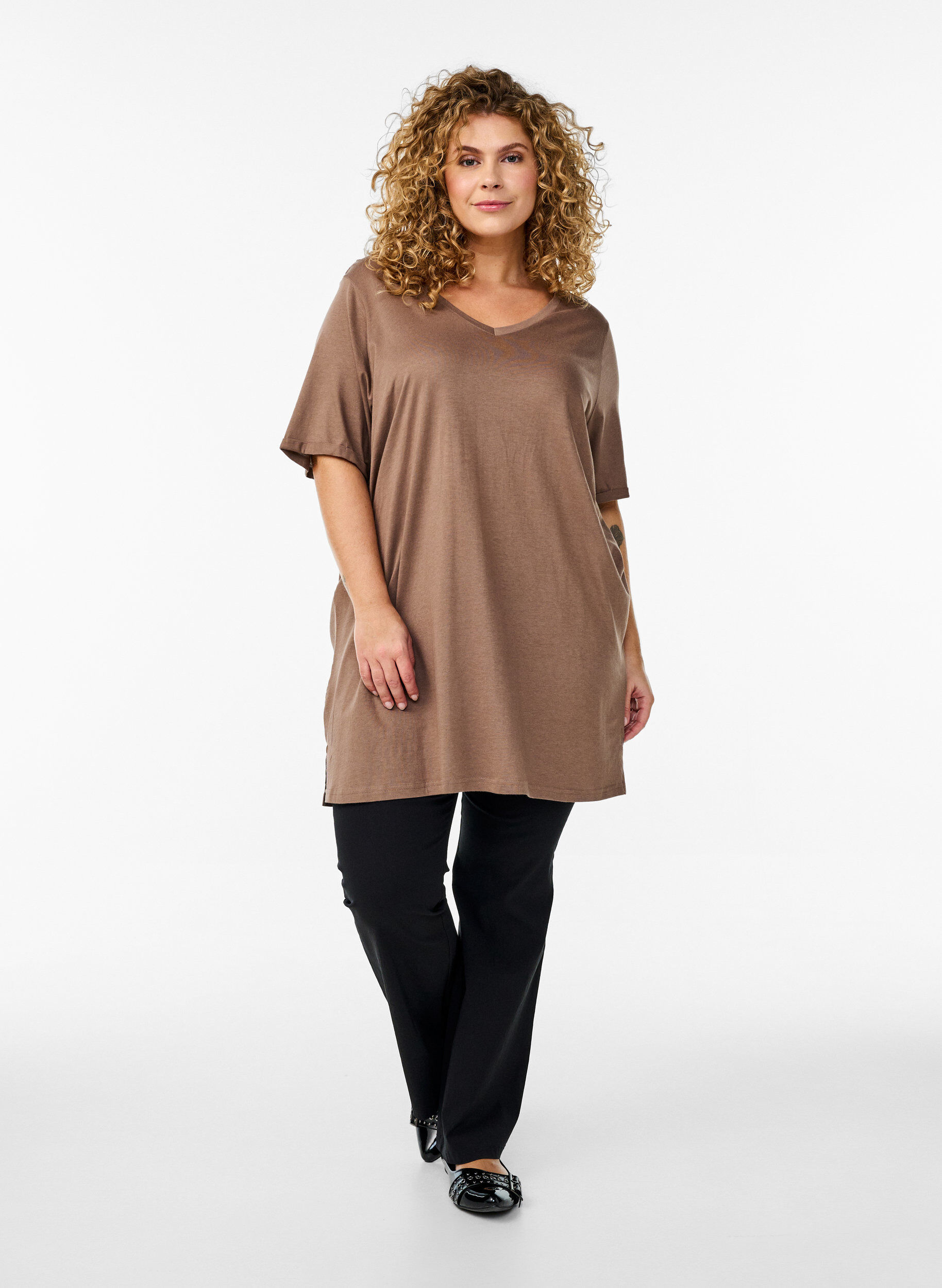 Zizzifashion Single colour oversized t-shirt with v-neck, Brown, Model image number 1