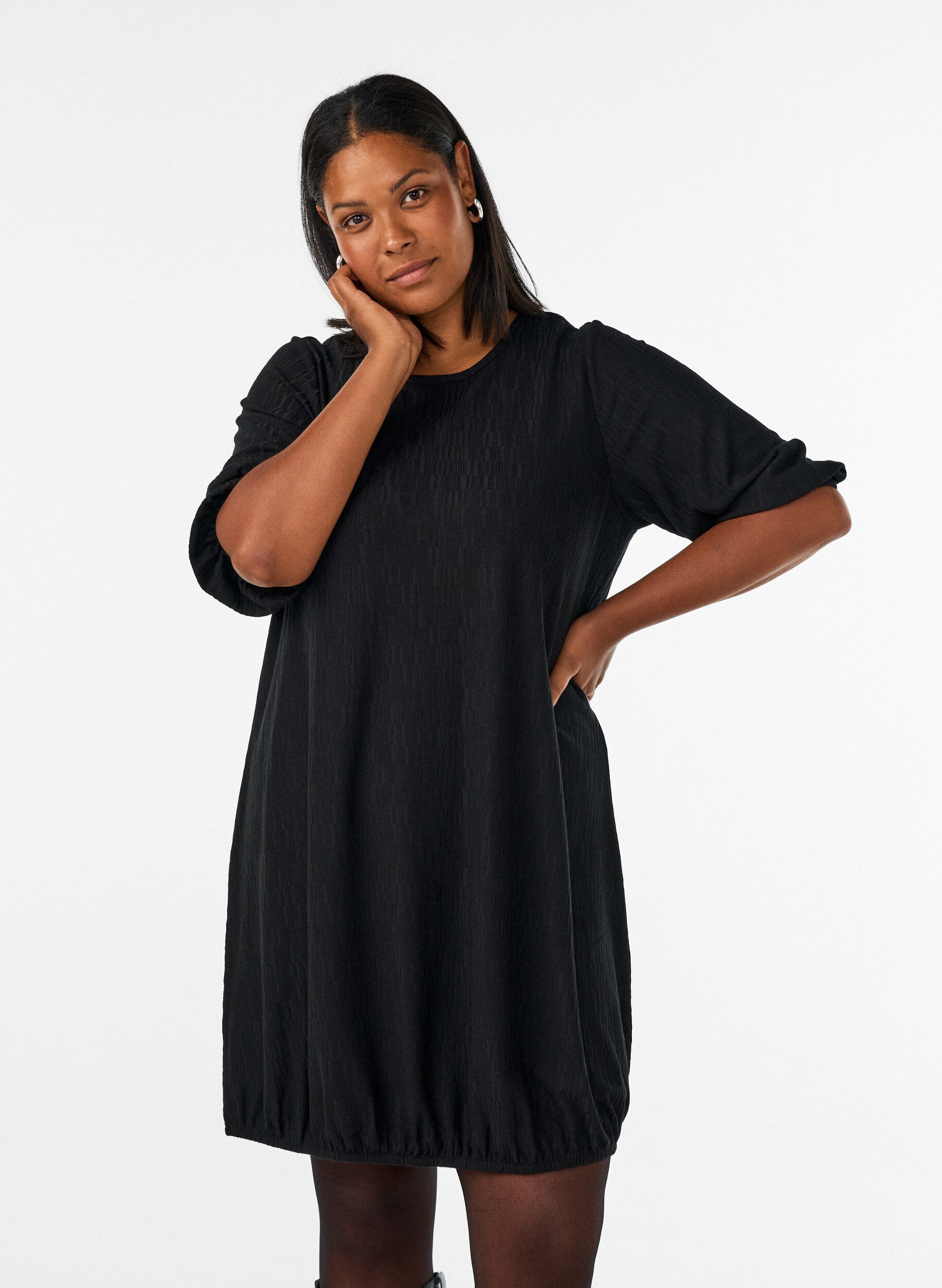 Dress with a balloon shape and structure, Black, Model