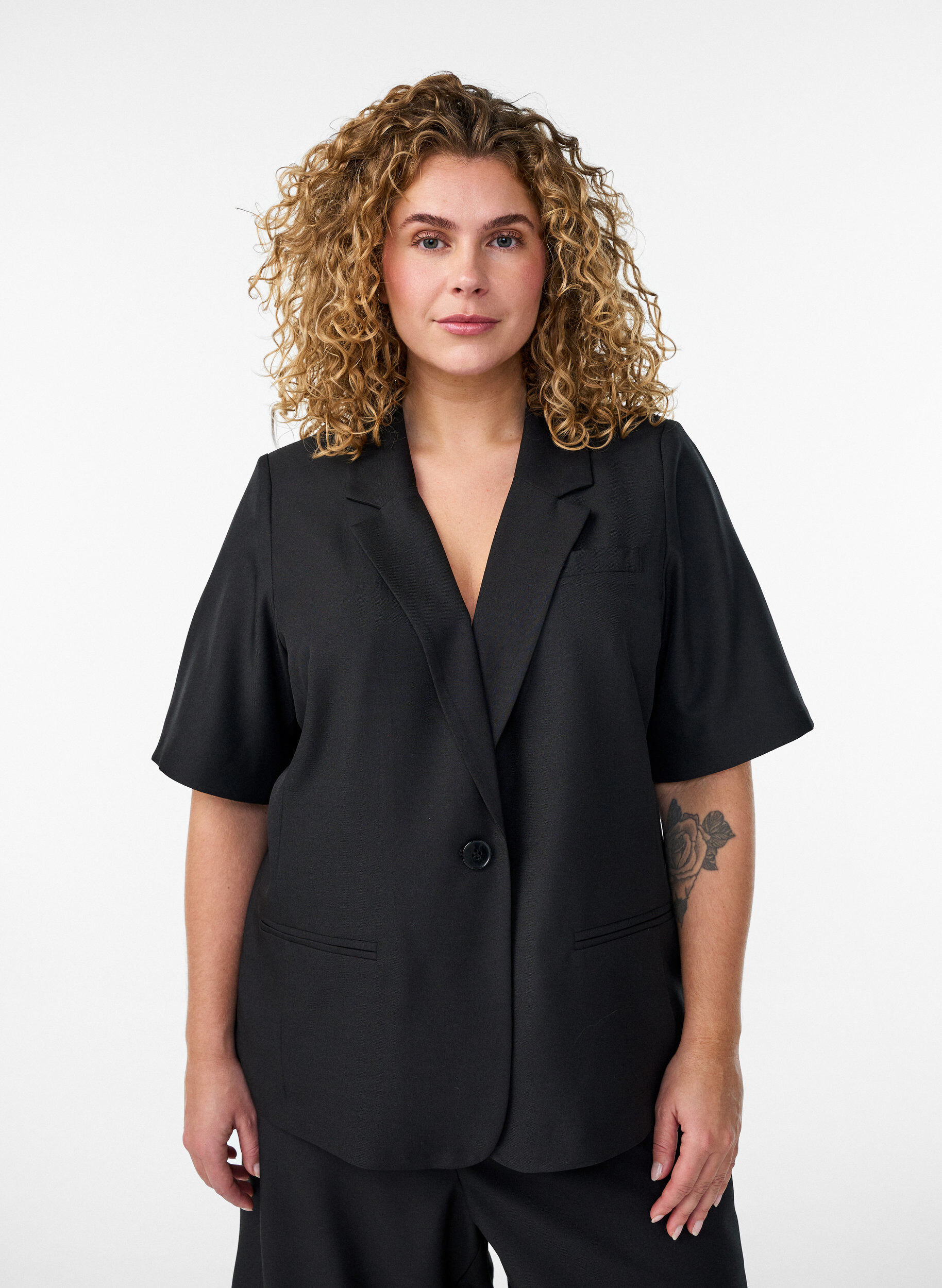 Blazer with short sleeves and lapels, Black, Model