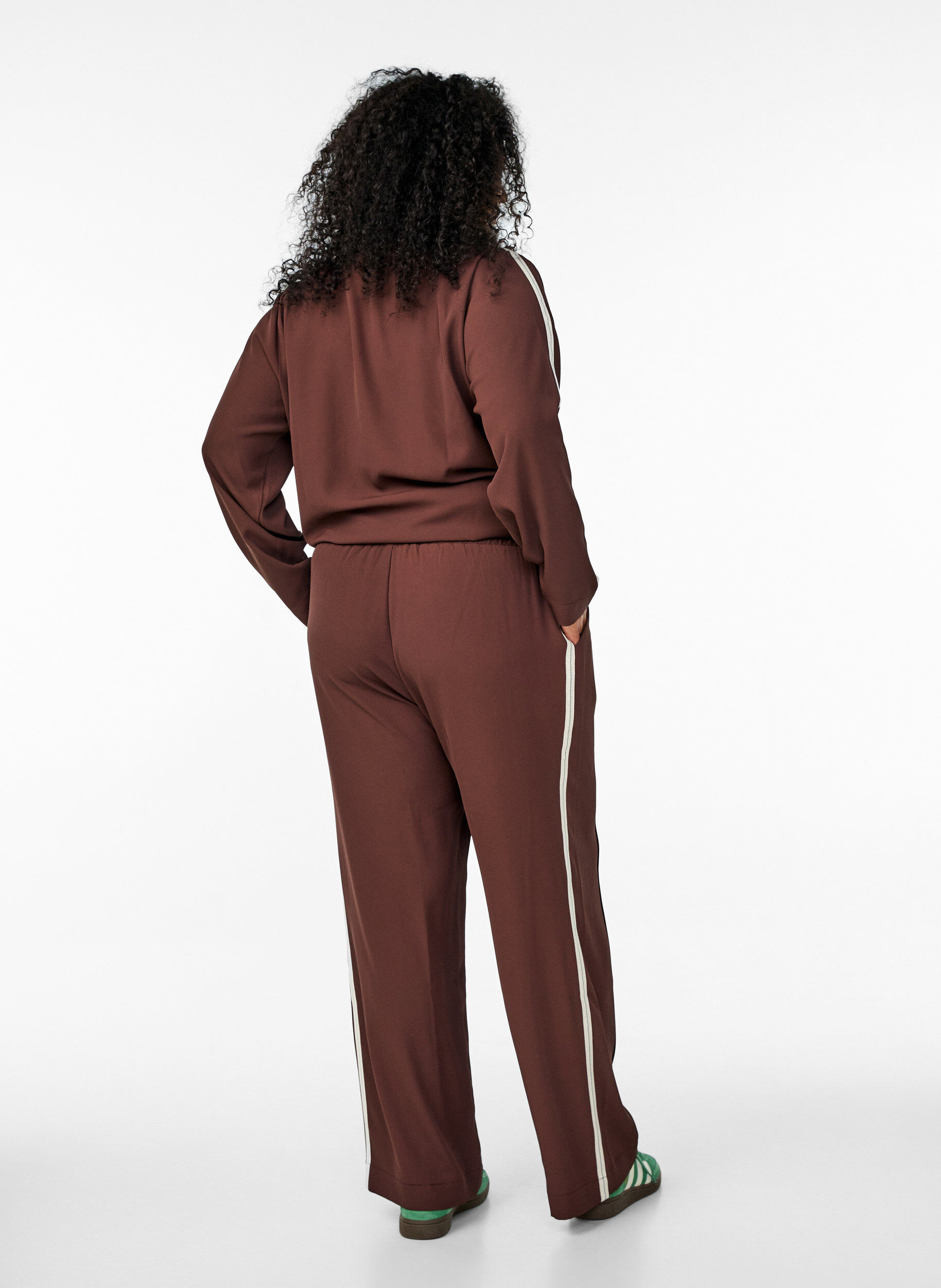 Zizzifashion Sporty trousers with straight legs and side stripes, Dark Bordeaux, Model image number 1
