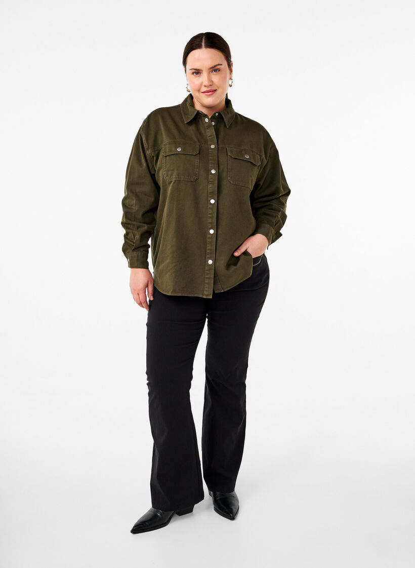 Solid-colored denim shirt with chest pockets, Forest Night, Model image number 2