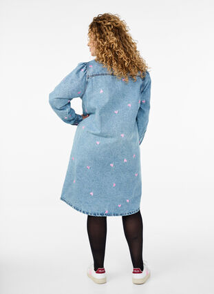 Denim dress with hearts and chest pockets - Light Blue - Sz. 40-64 - Zizzifashion Denim dress with hearts and chest pockets - Light Blue - Sz. 40-64 - Zizzifashion