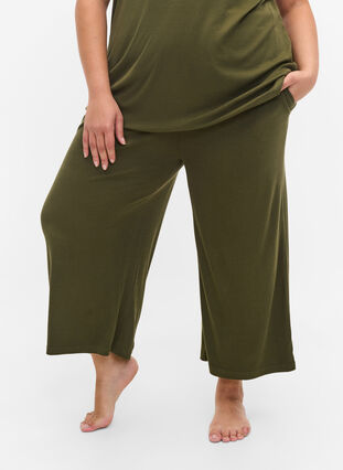 Cropped pyjama bottoms in viscose, Ivy Green, Model image number 2