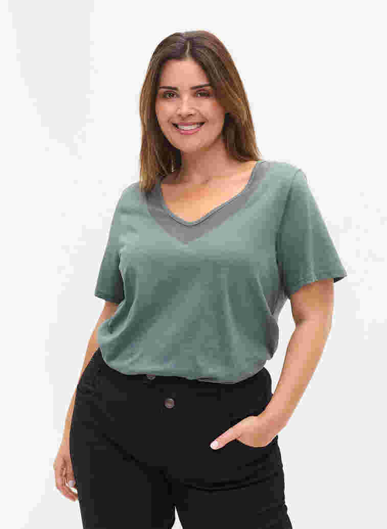 Short-sleeved T-shirt with V-neck and mesh, Balsam Green, Model