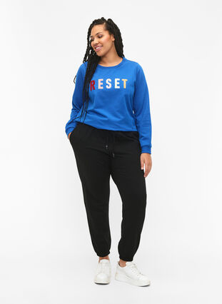 Sweatshirt with text, Victoria b. W. Reset, Model image number 2