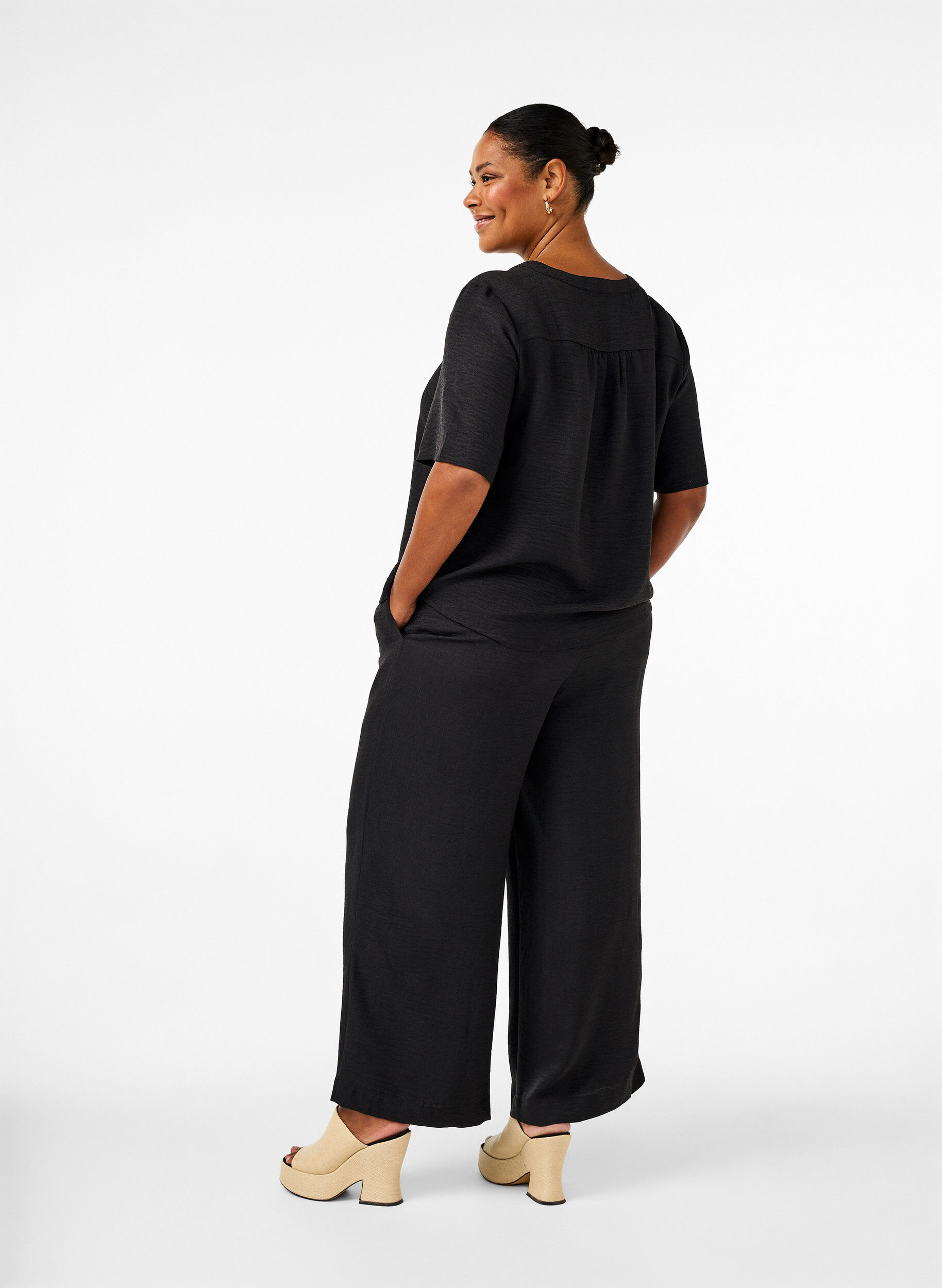 ZizzifashionLoose trousers with elasticated waistband and pockets, Black, Model image number 1