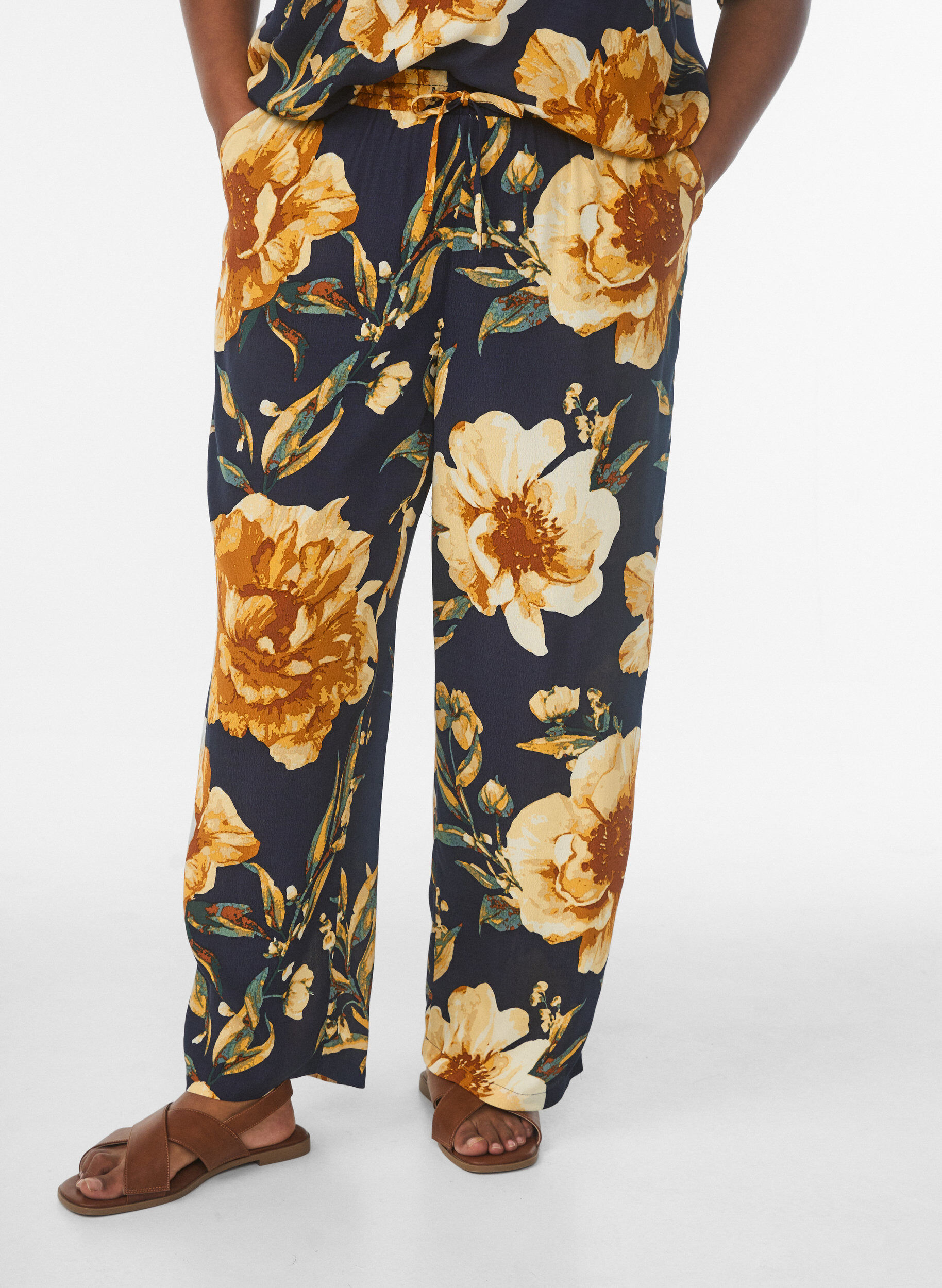 Zizzifashion Loose viscose trousers with print, Blue, Model image number 2