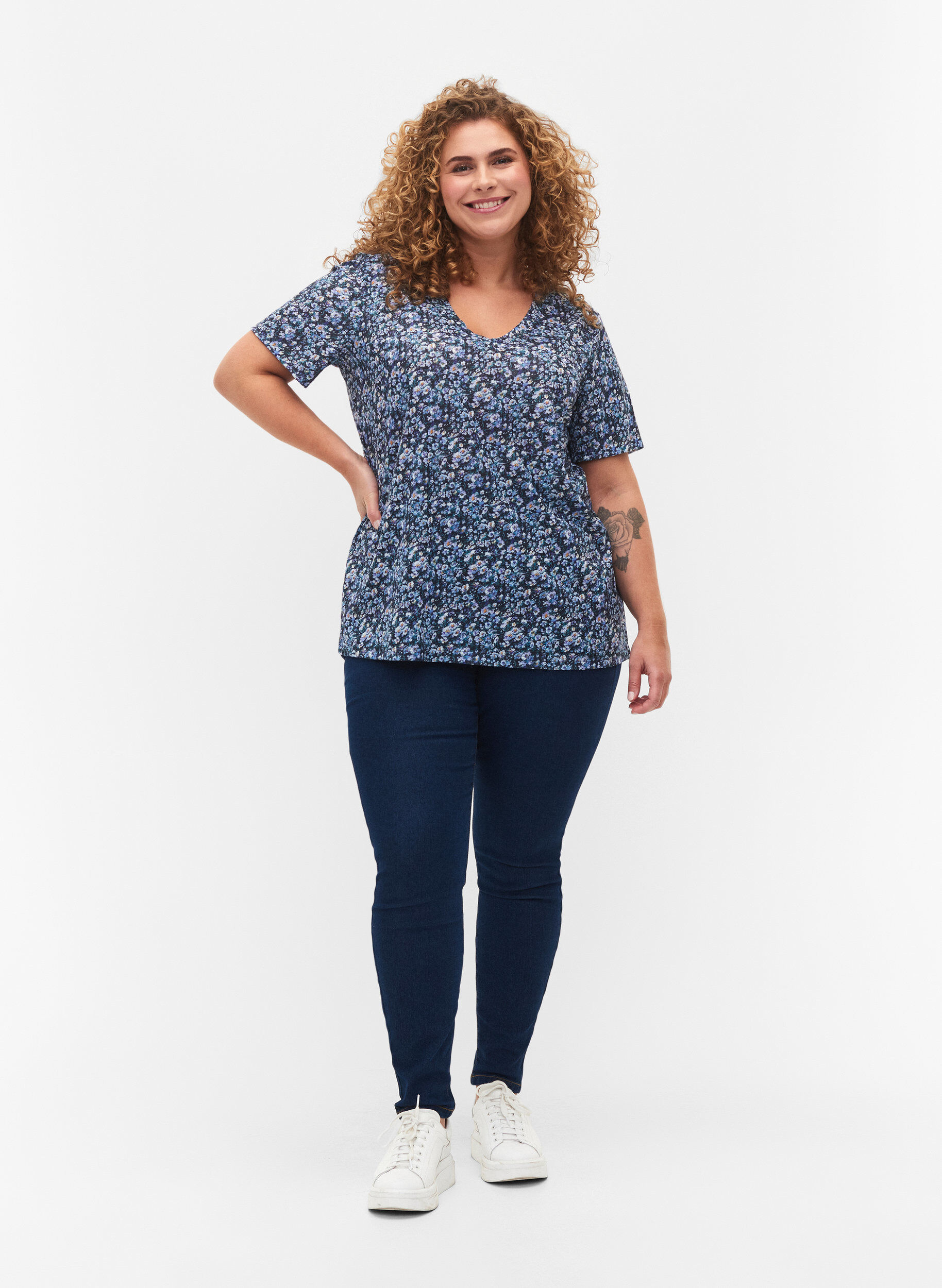 Zizzifashion FLASH - Printed t-shirt with v-neck, Blue Green Ditsy, Model image number 2