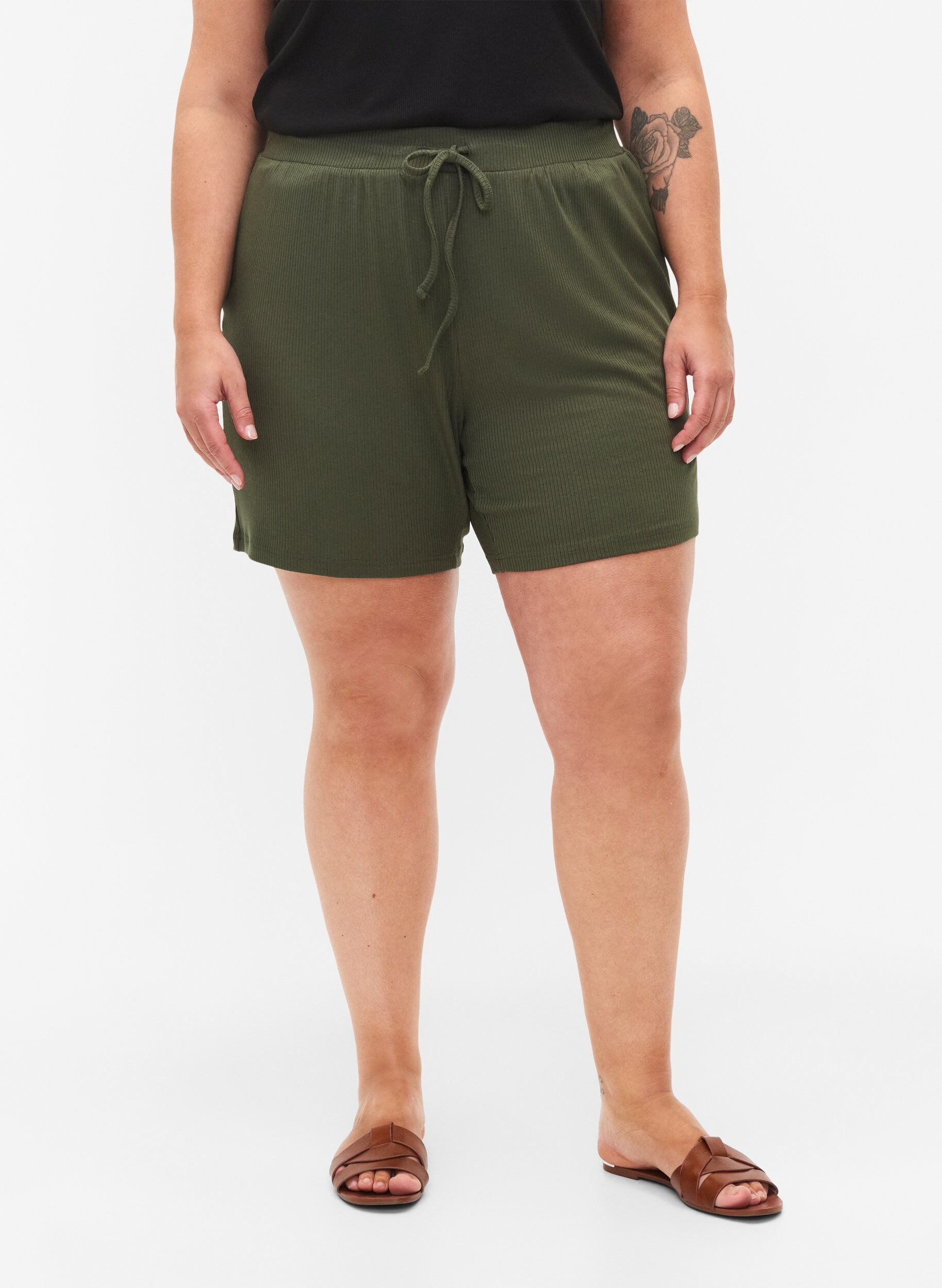 Zizzifashion Loose-fitting viscose shorts with ribbing, Thyme, Model image number 2