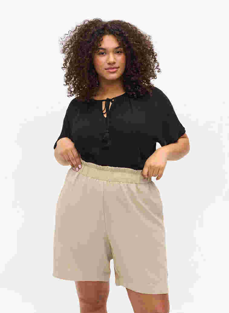 Loose viscose shorts, Oxford Tan, Model image number 2