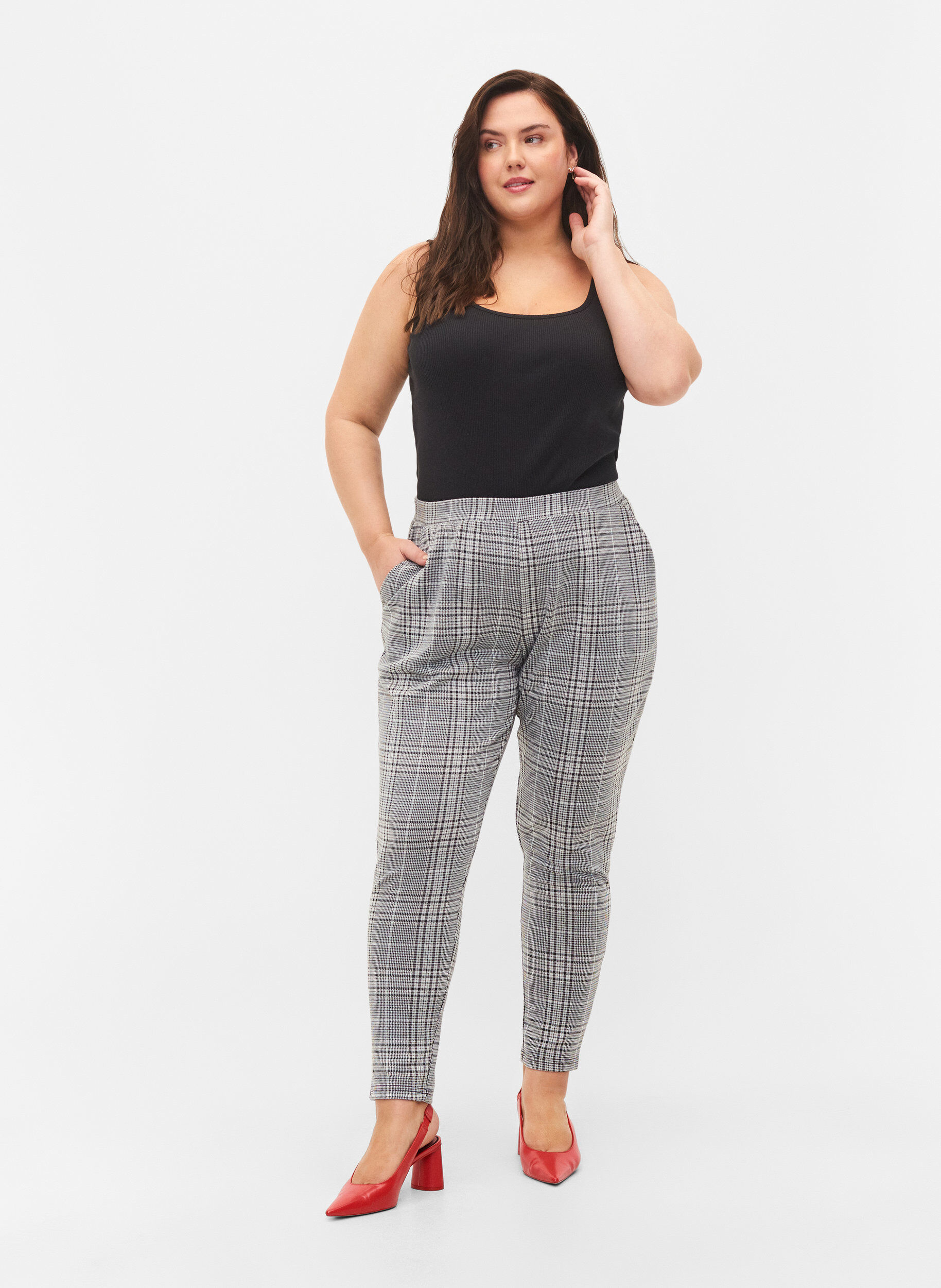 Zizzifashion Cropped Maddison trousers with checkered pattern, Black Check, Model image number 0