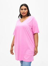 Single colour oversized t-shirt with v-neck, Rosebloom, Model