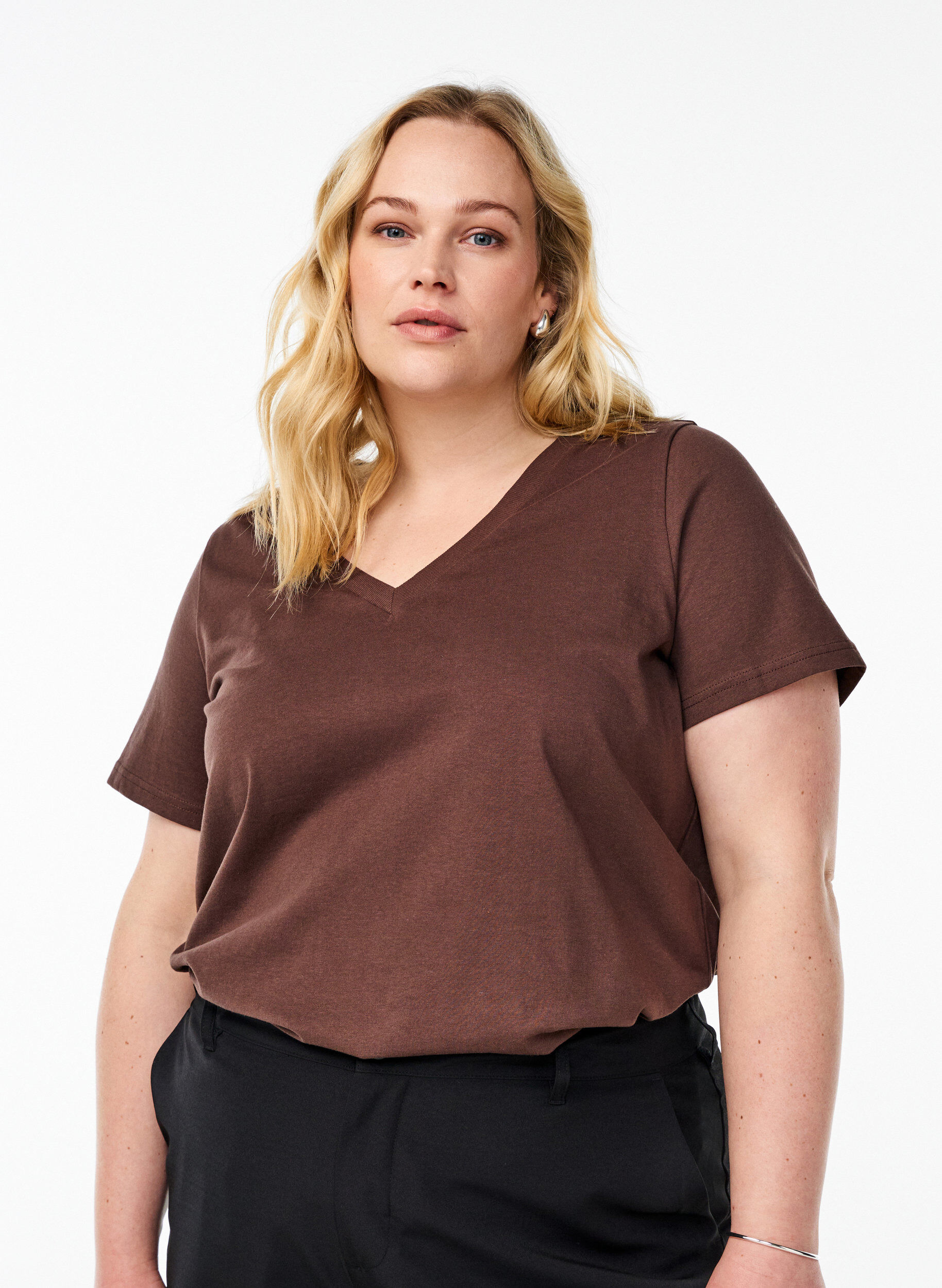 Basic cotton T-shirt with a V-neck, Brown, Model
