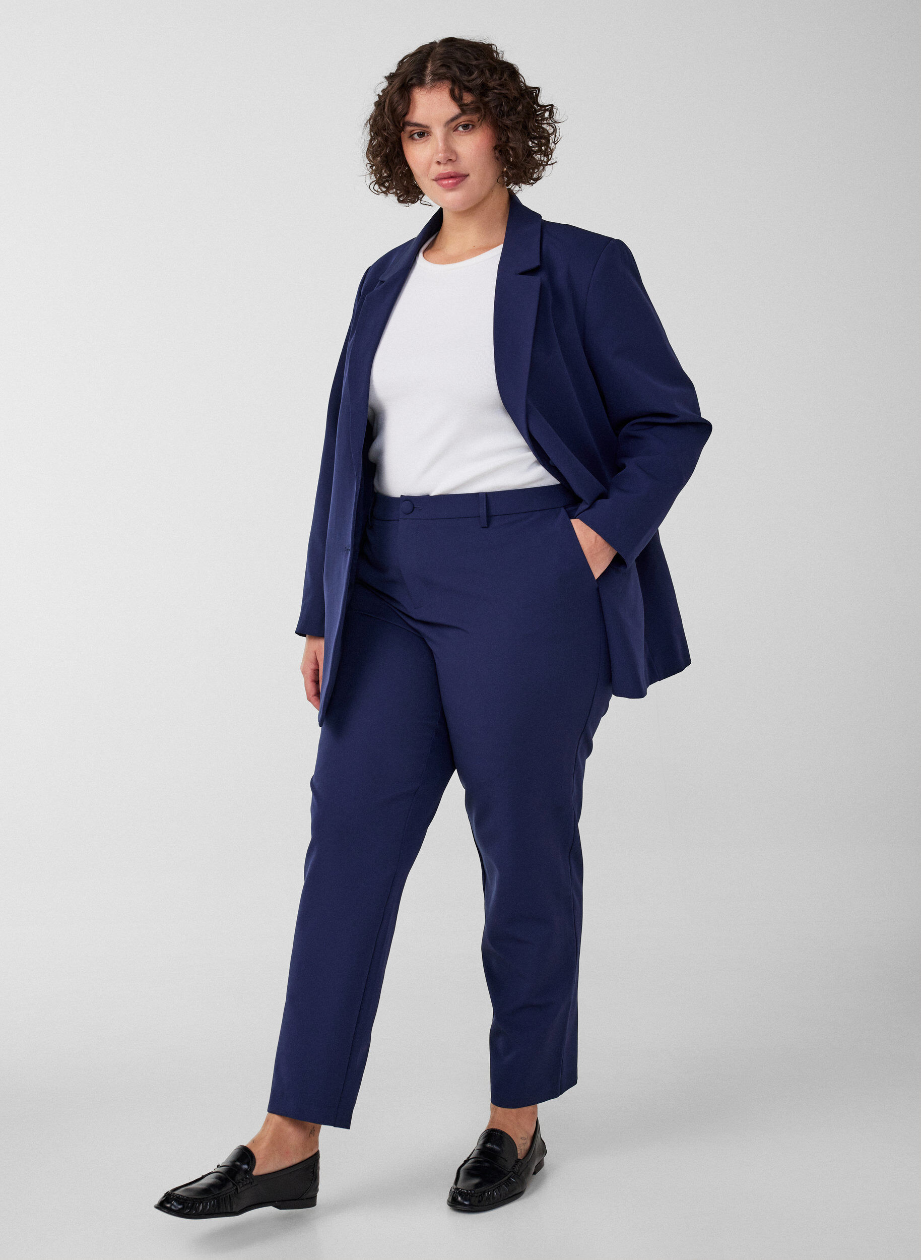 Trousers with pockets and straight legs, Blue, Model