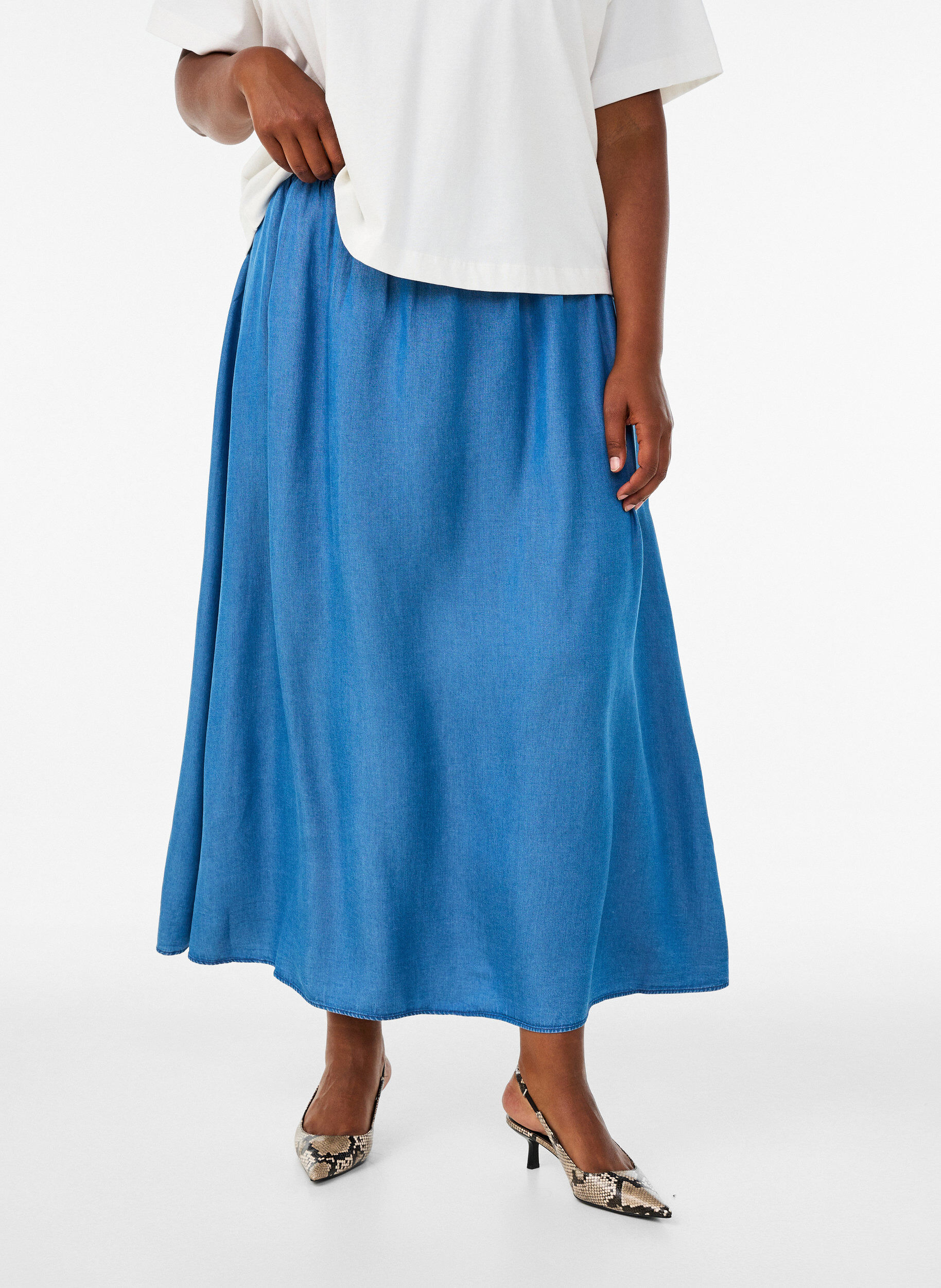 ZizzifashionMaxi skirt with a denim look in TENCEL&trade; lyocell, Blue, Model image number 2