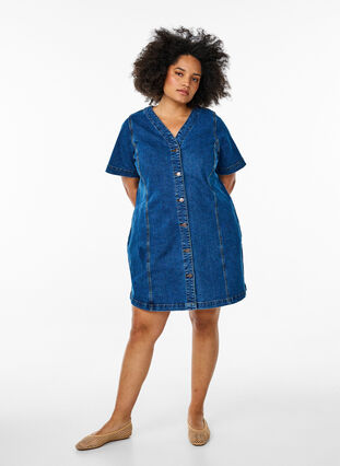 Short denim dress with a v-neck - Blue - Sz. 40-64 - Zizzifashion Short denim dress with a v-neck - Blue - Sz. 40-64 - Zizzifashion