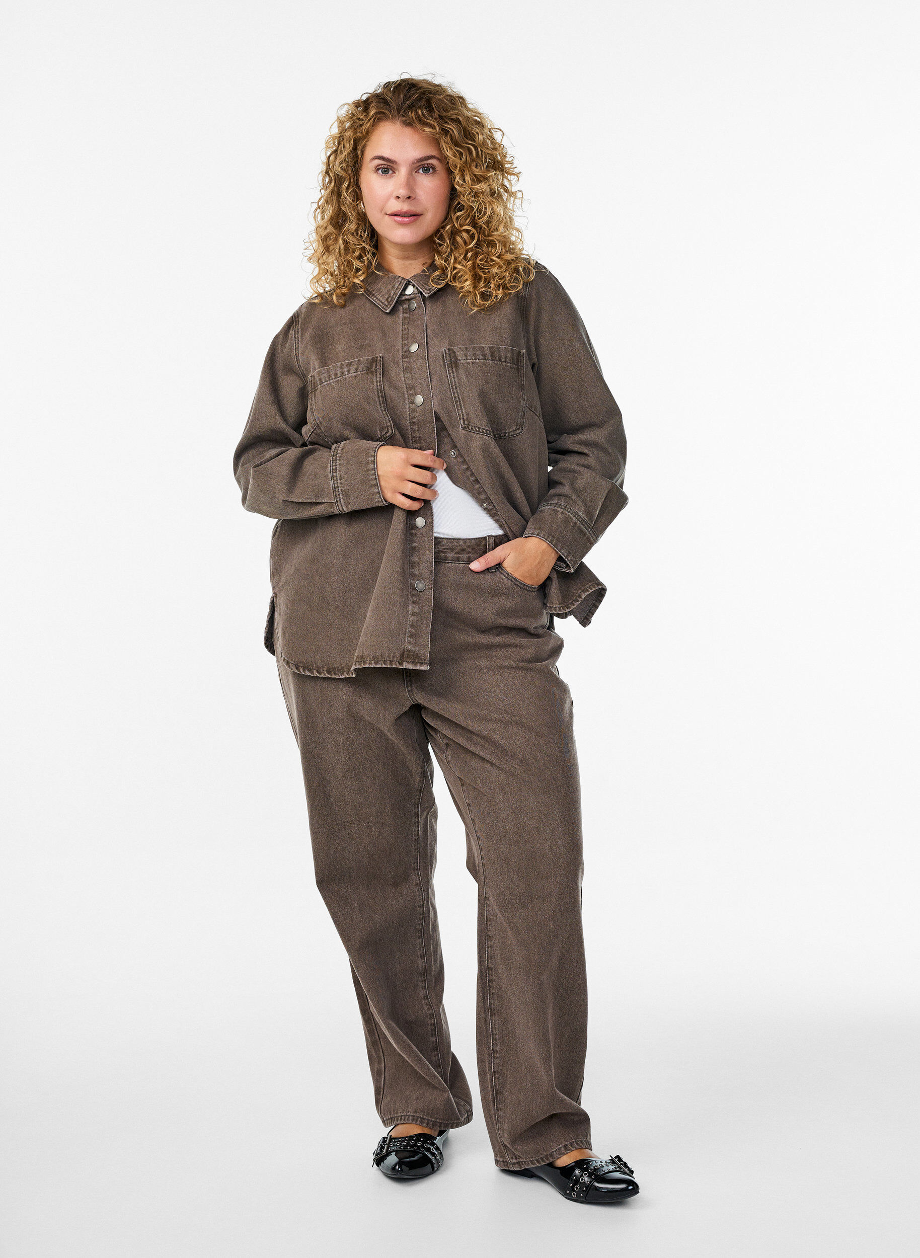 Straight fit jeans in coloured denim, Brown, Model