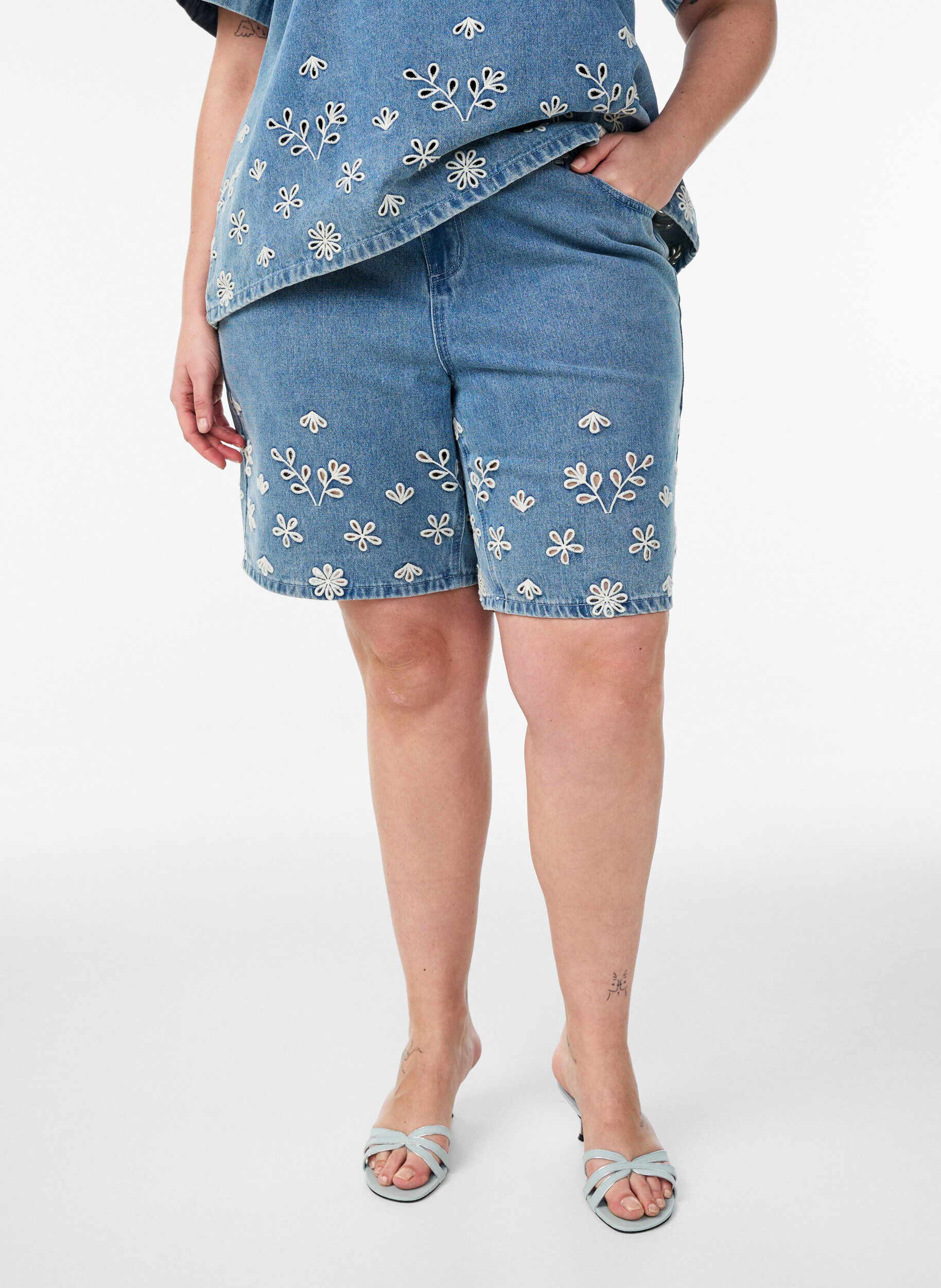ZizzifashionDenim shorts with broderie anglaise and high waist, Light Blue, Model image number 3