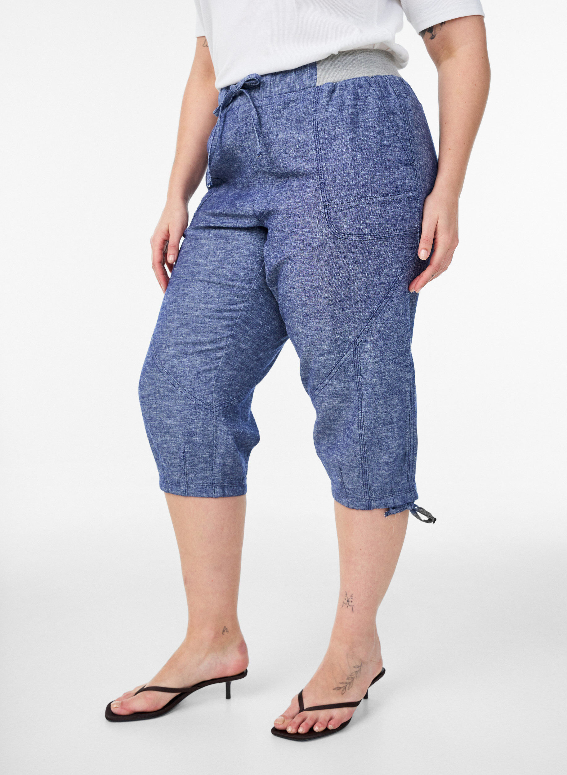 Zizzifashion Cotton and linen Capri trousers with an elasticated waist and tie-string, Blue, Model image number 2