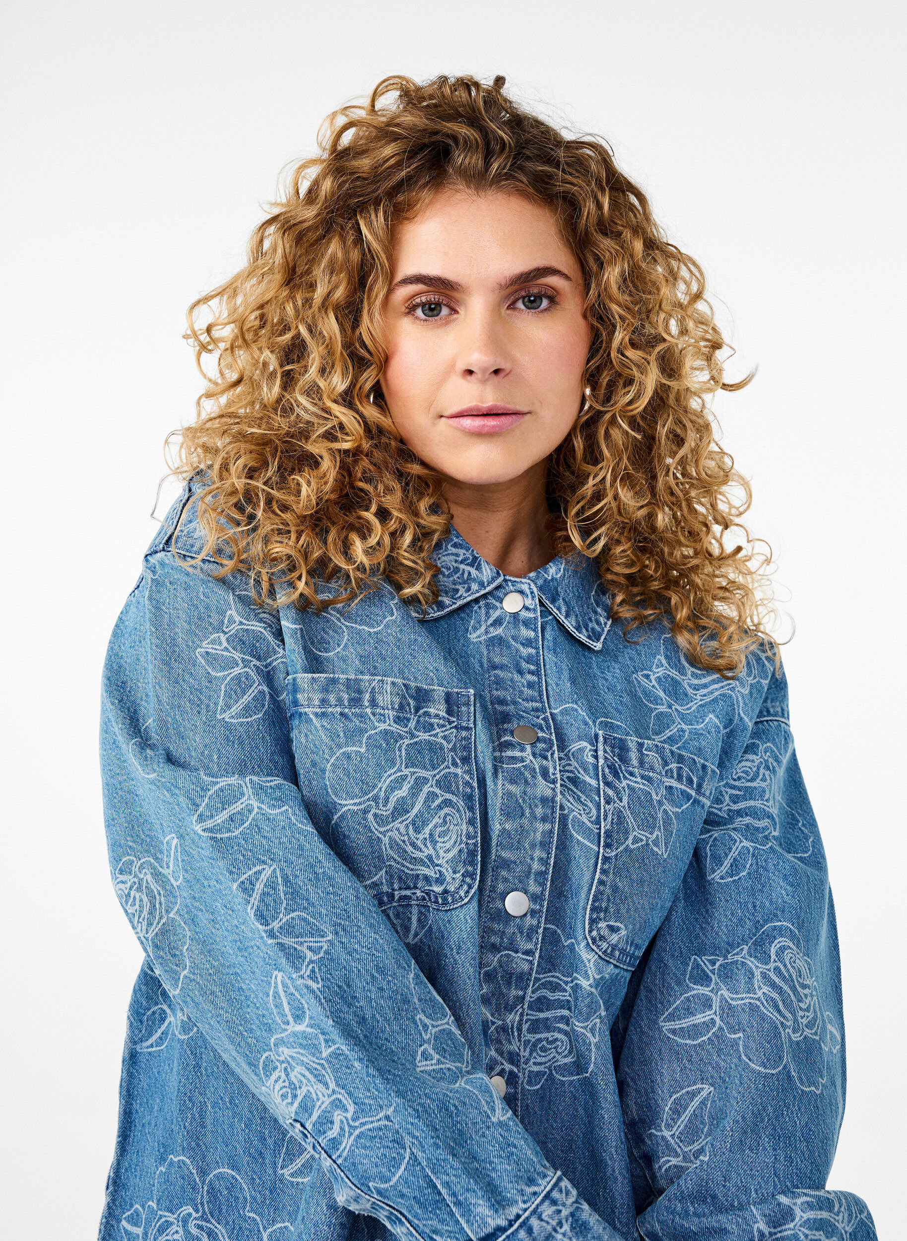 Zizzifashion Denim jacket with flowers, Light Blue Denim, Model image number 2