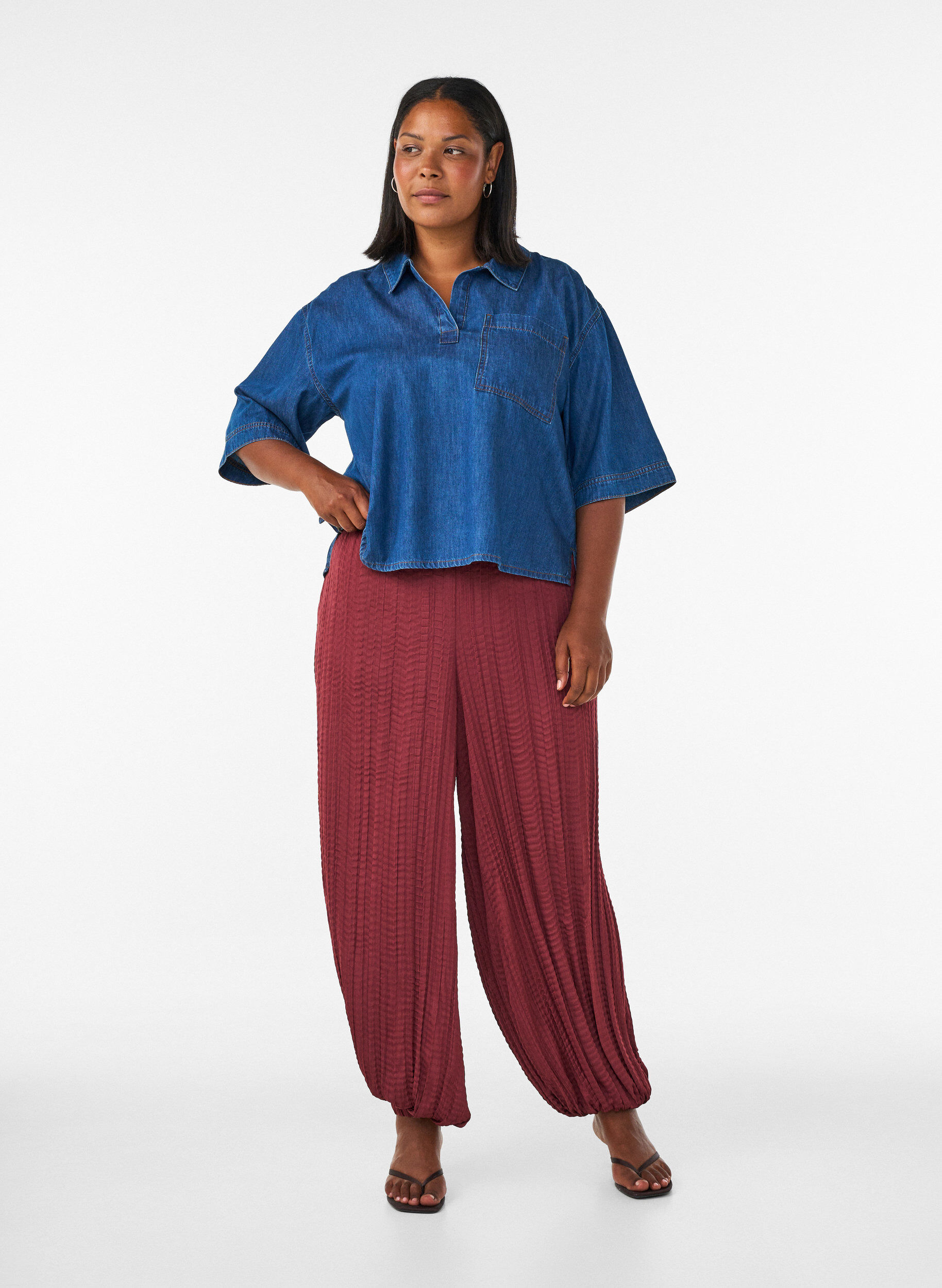 Balloon trousers with texture and an elasticated waist, Red, Model