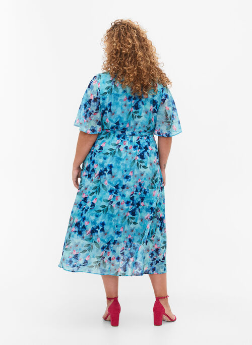 Short-sleeved wrap dress with floral print, Trellis AOP, Model