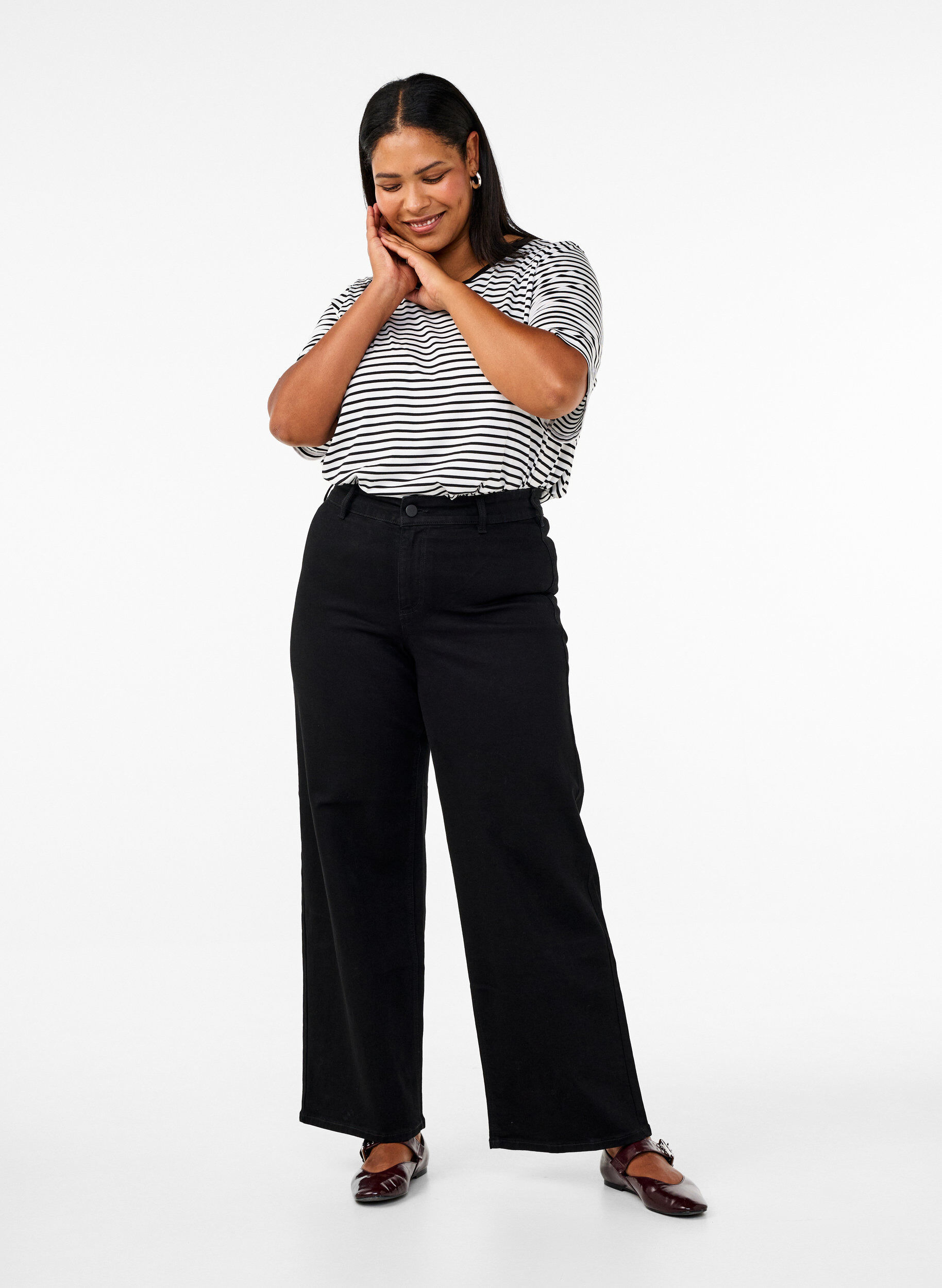 High-waisted jeans with wide legs, Black, Model