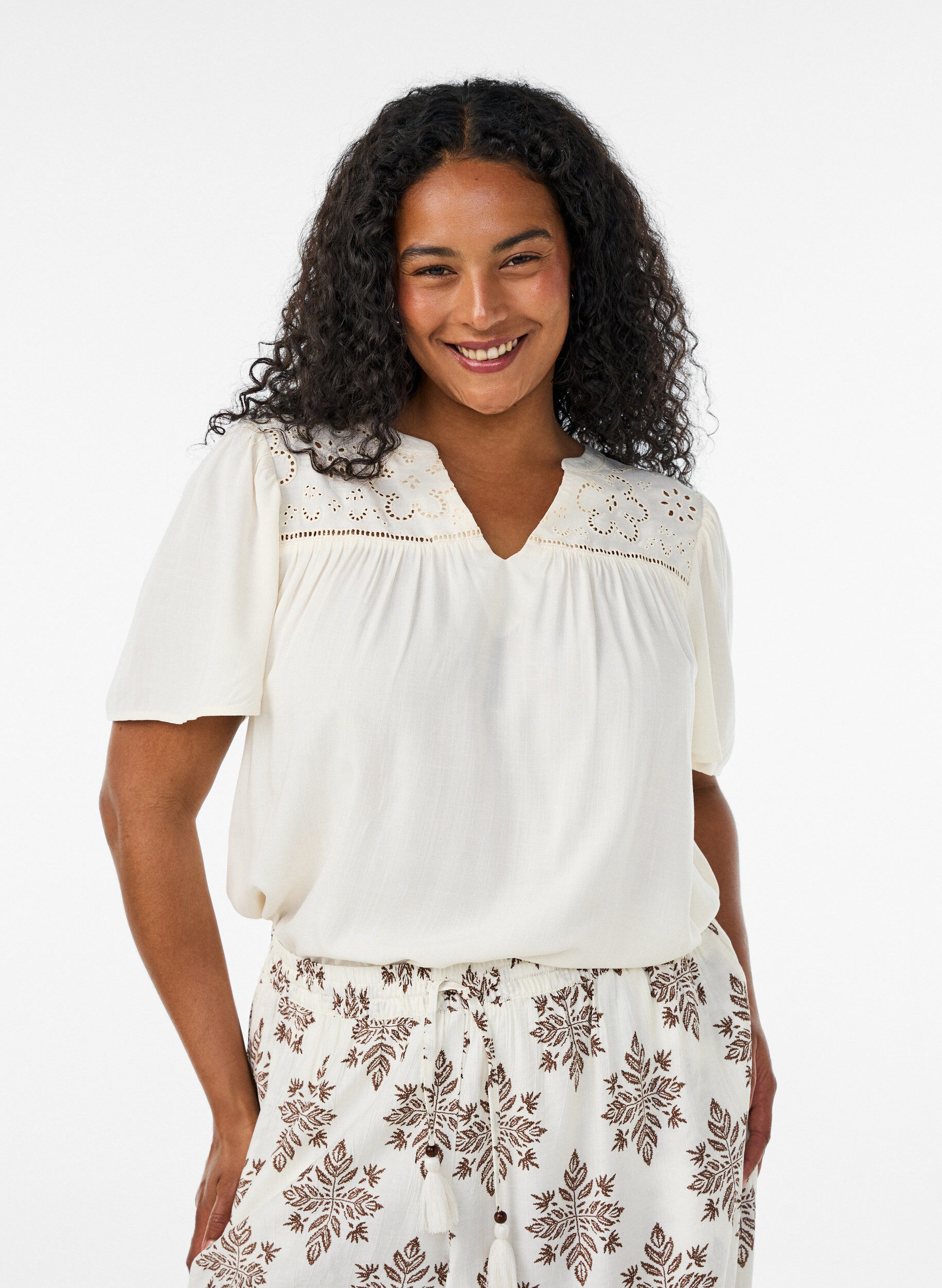 Blouse in viscose with broderie anglaise, Beige, Model