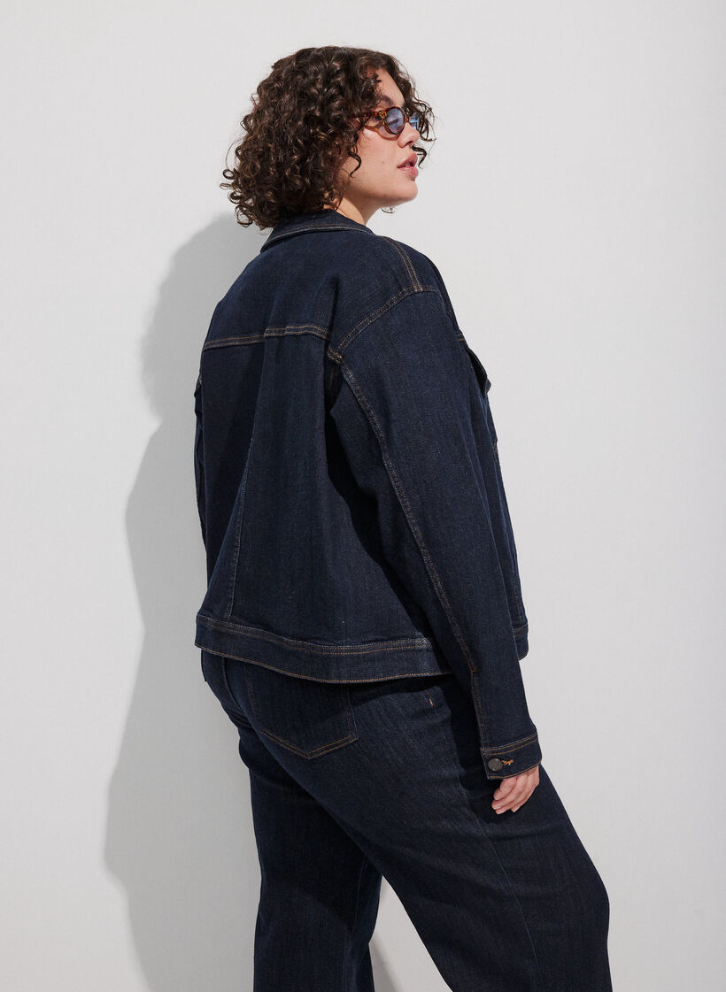 Classic denim jacket with contrast stitching, Blue, Model