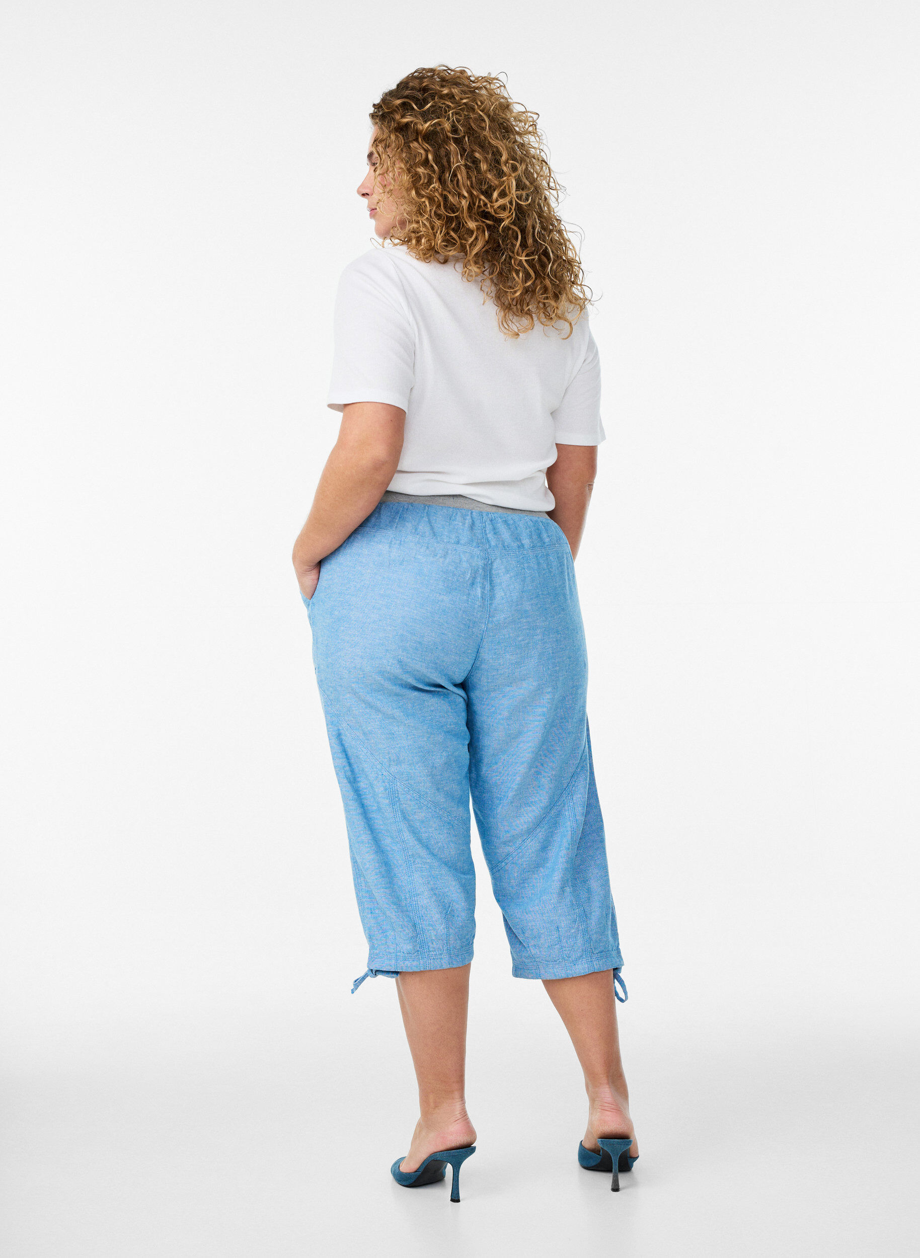 Zizzifashion Cotton and linen Capri trousers with an elasticated waist and tie-string, Blue, Model image number 1