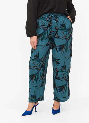 Loose viscose trousers with print, Sea Pine Leaf, Model image number 3