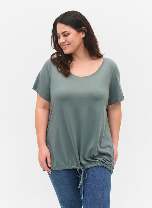 Short sleeved t-shirt with adjustable bottom
