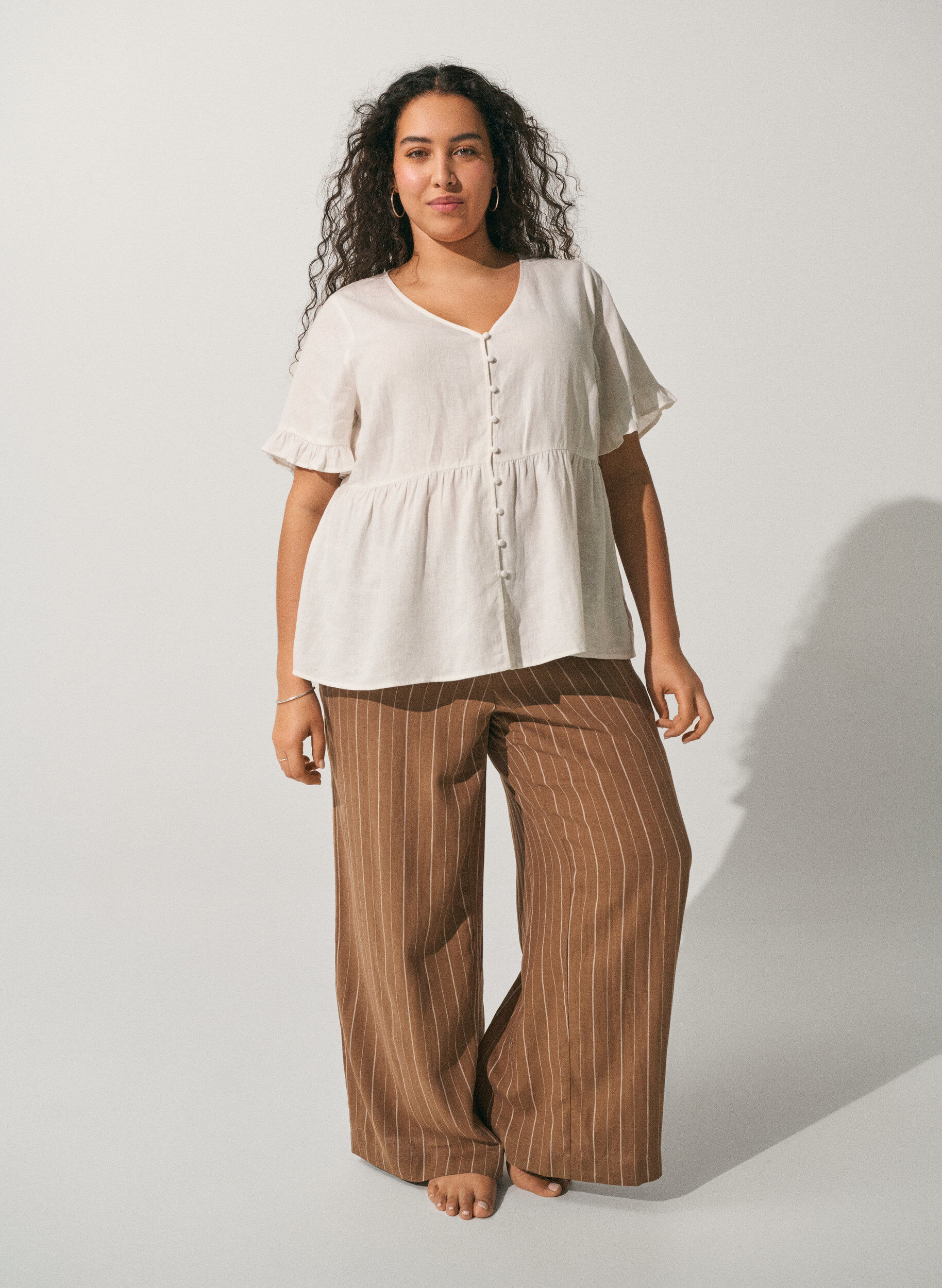 Blouse in linen and viscose with a V-neck and button fastening