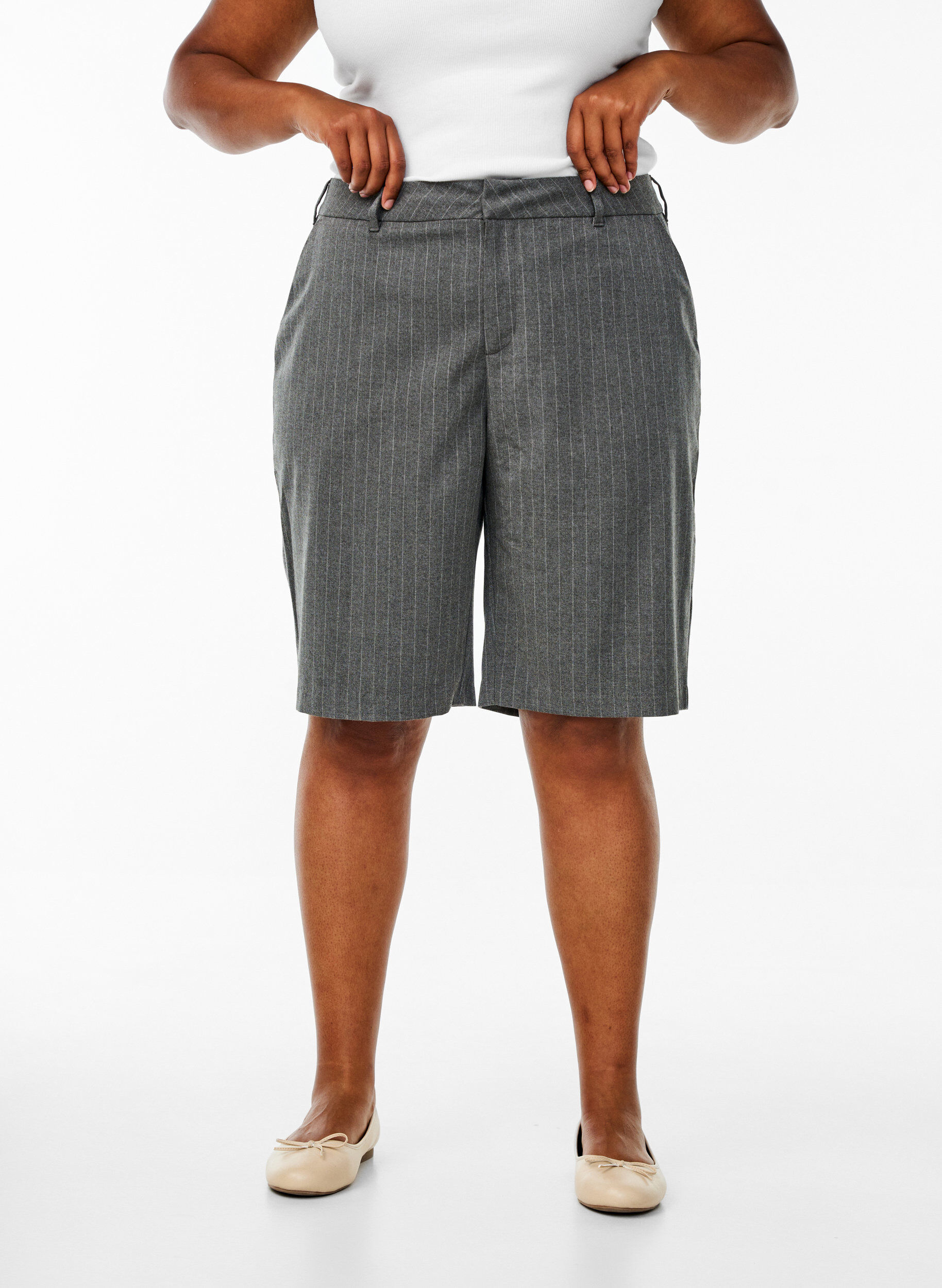 Zizzifashion Pinstriped Bermuda shorts with a loose fit, Dark Grey, Model image number 3