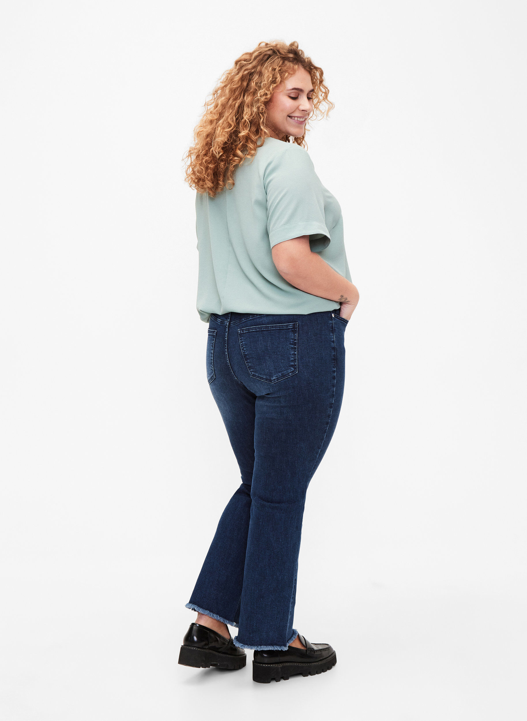 Zizzifashion Ellen bootcut jeans with raw edge, Blue denim, Model image number 1