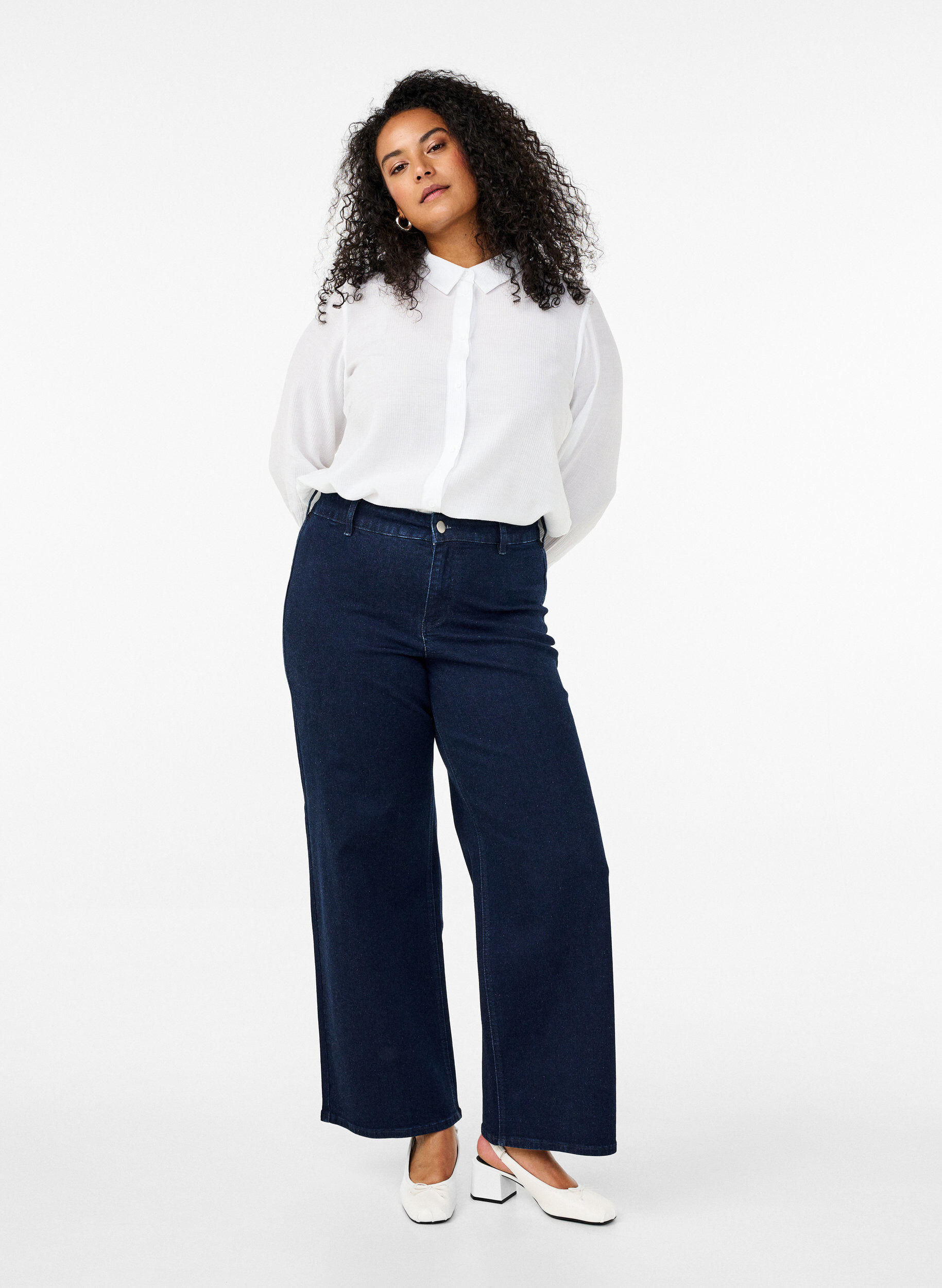 High-waisted jeans with wide legs, Blue, Model