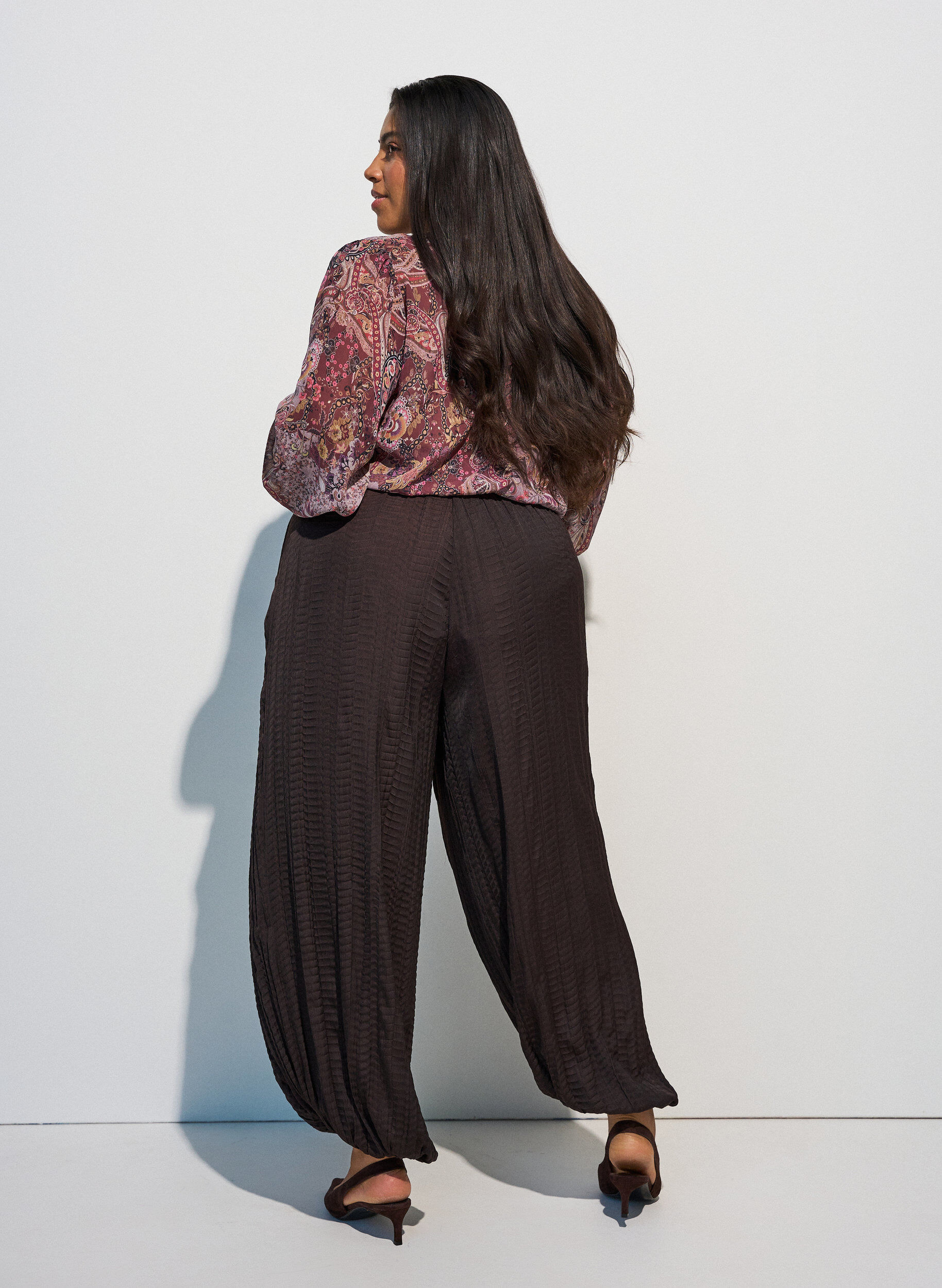 ZizzifashionBalloon trousers with texture and an elasticated waist, Brown, Model image number 1