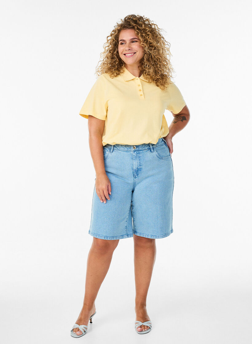 Loose high-waisted denim shorts, Light Blue, Model image number 1