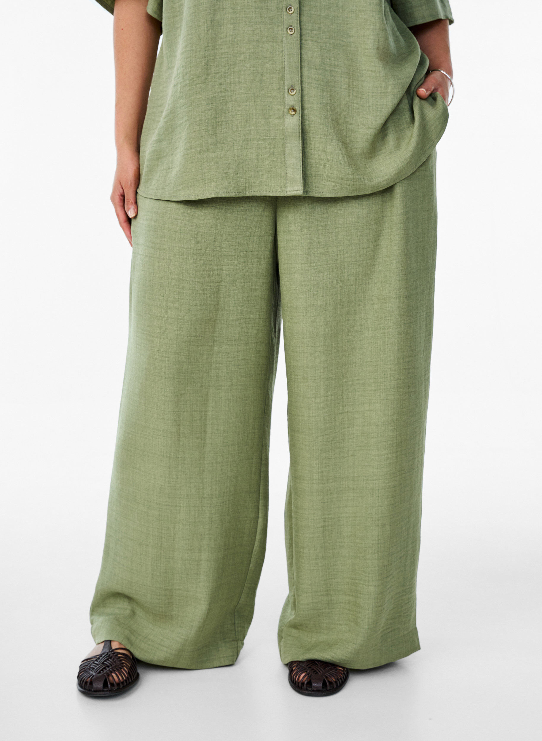 Zizzifashion Loose trousers with elasticated waistband and pockets, Green, Model image number 2