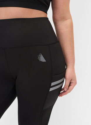Cropped reflective gym leggings with pocket, Black/Reflex Lines, Model image number 3