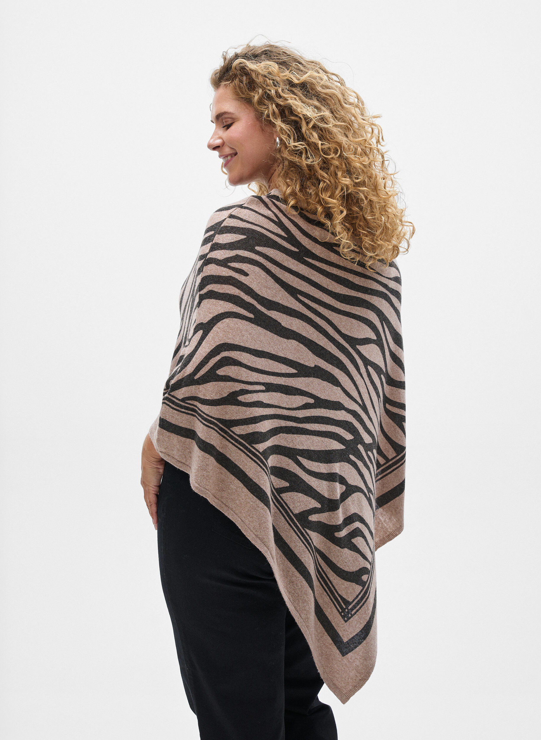 Zizzifashion Fine-knit poncho, Black, Model image number 2
