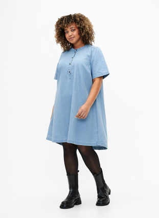 A-shape denim dress with short sleeves, Light blue denim, Model image number 2