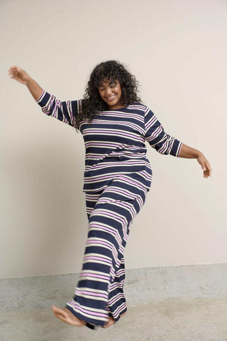 Night set in rib jersey with stripes, , Model