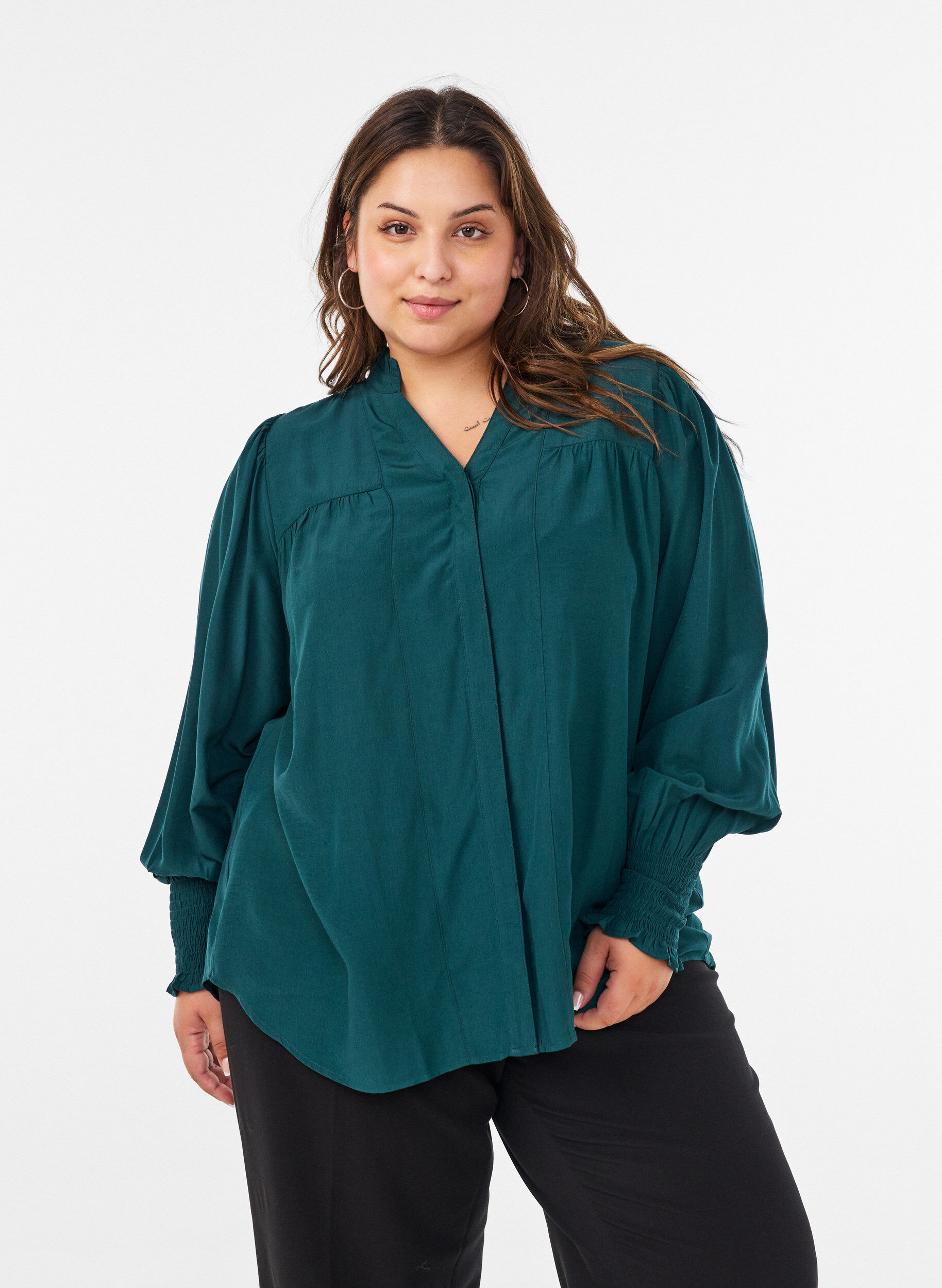 Blouse with ruffle collar and ruching, Green, Model