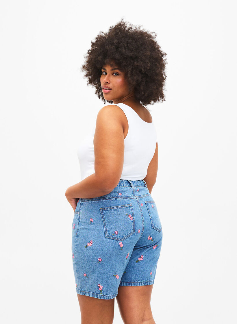 Denim shorts with embroidered flowers, Light Blue, Model image number 2