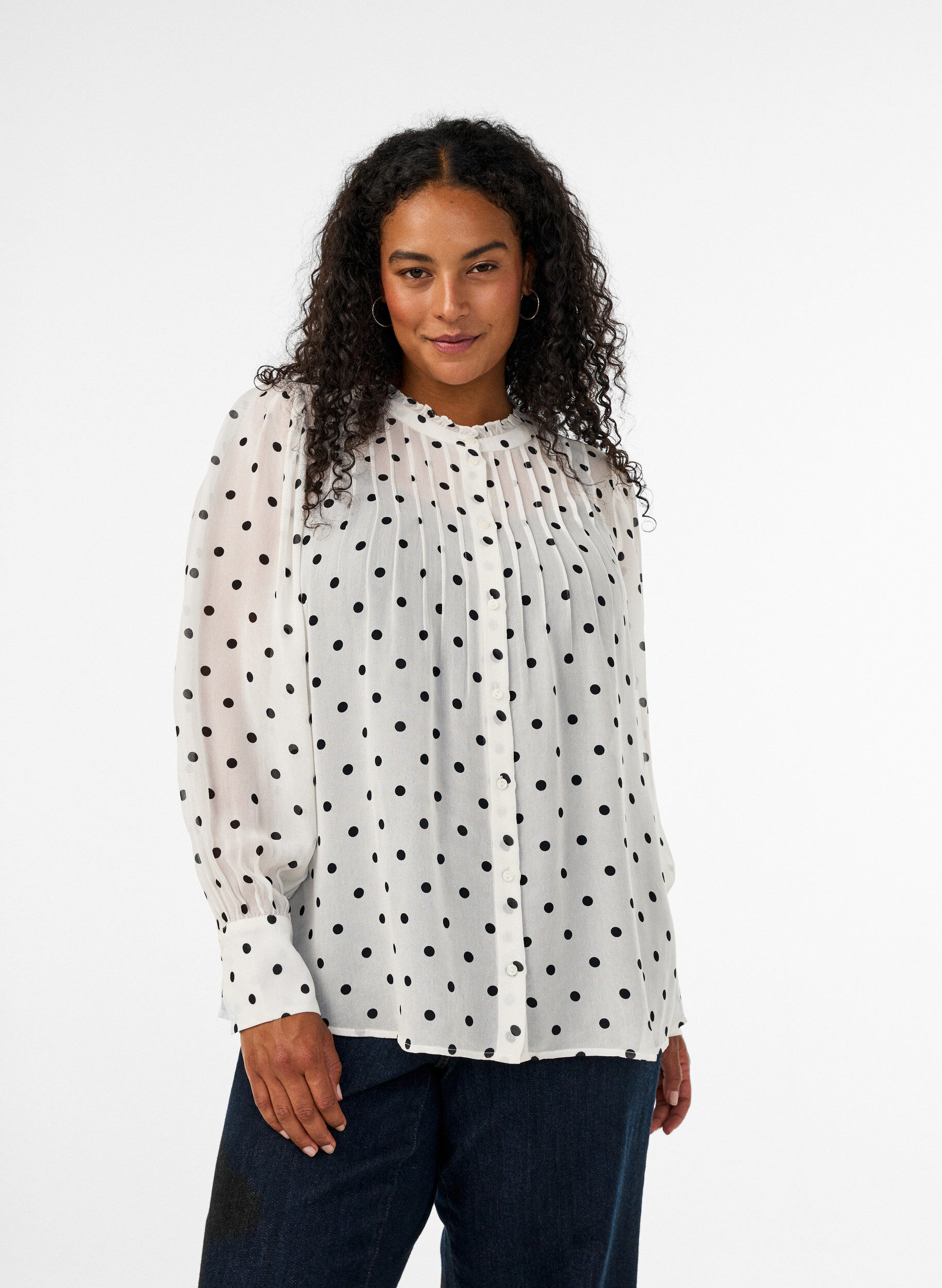 Viscose blouse with a ruffle collar, White, Model