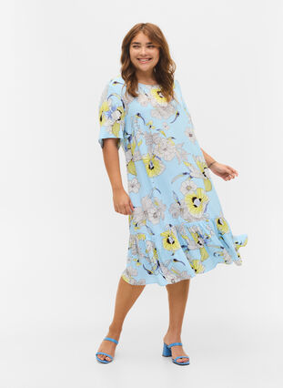 Short-sleeved floral viscose dress, Light Blue AOP, Model image number 2
