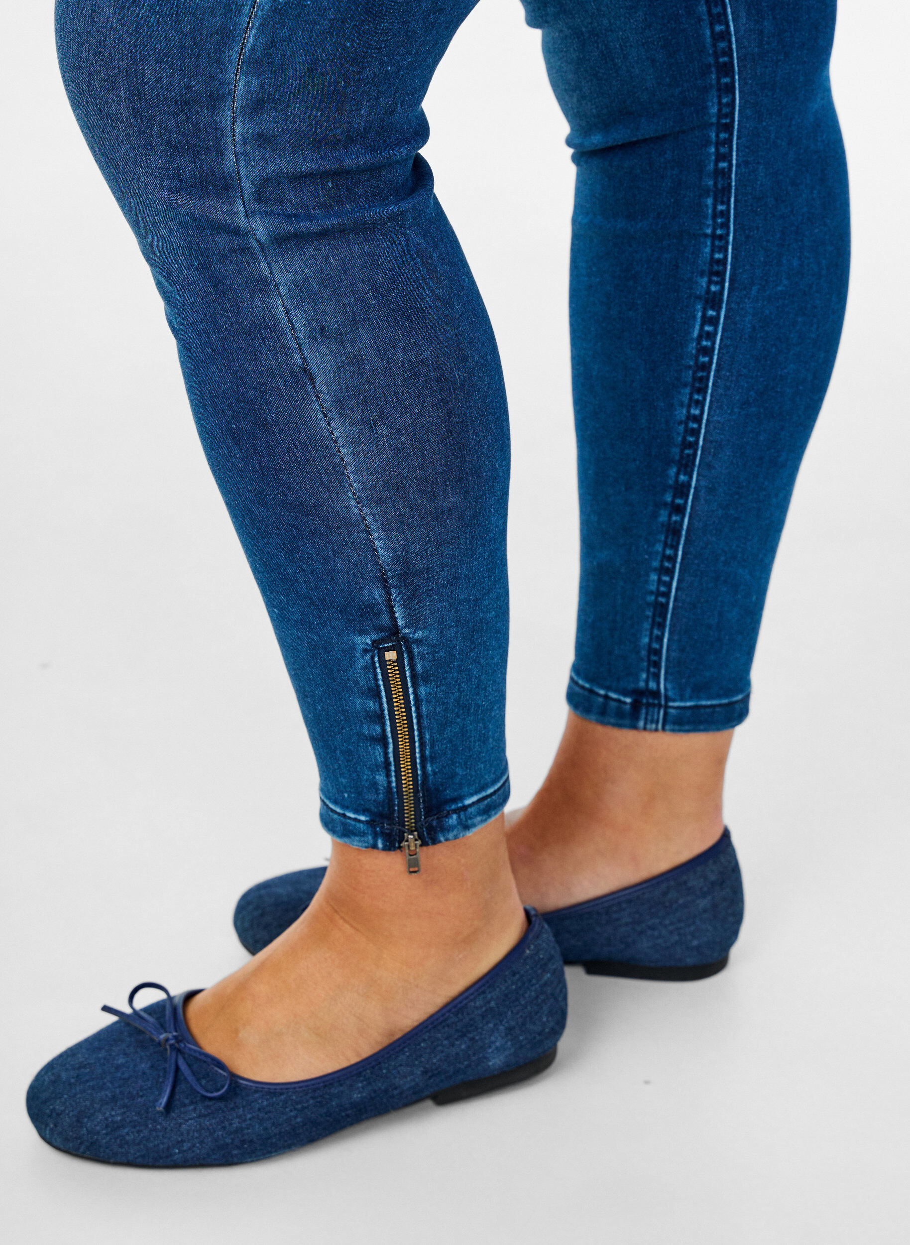 ZizzifashionCropped Amy jeans with a zip, Blue, Model image number 2